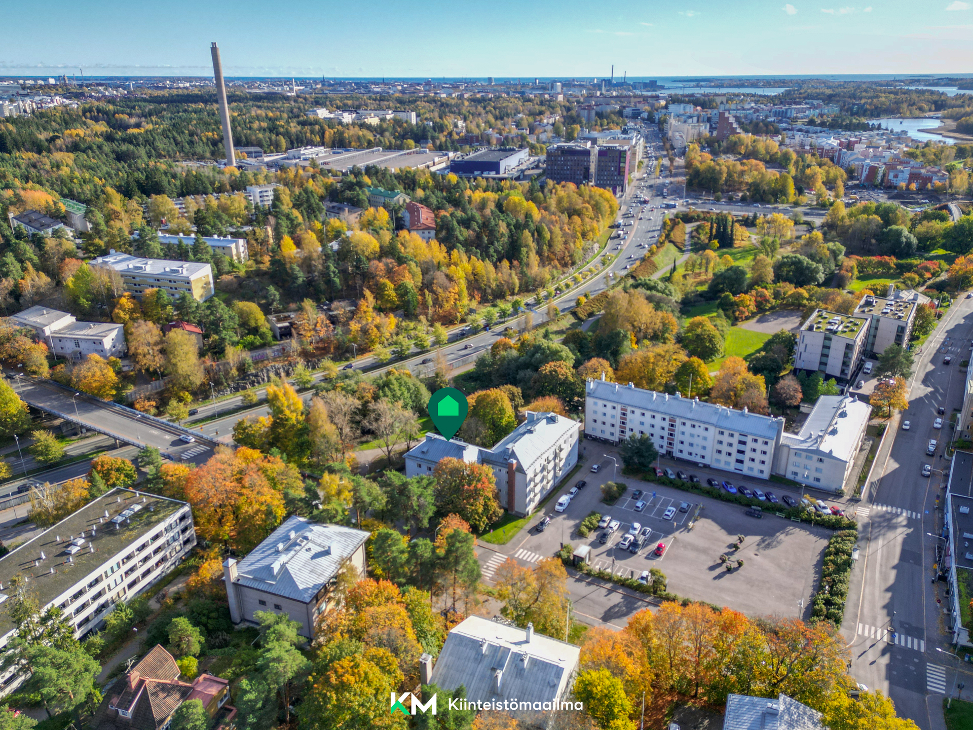 Talo rajautuu Etelä-Haagan toriin, jossa on pysäköintipaikkoja-