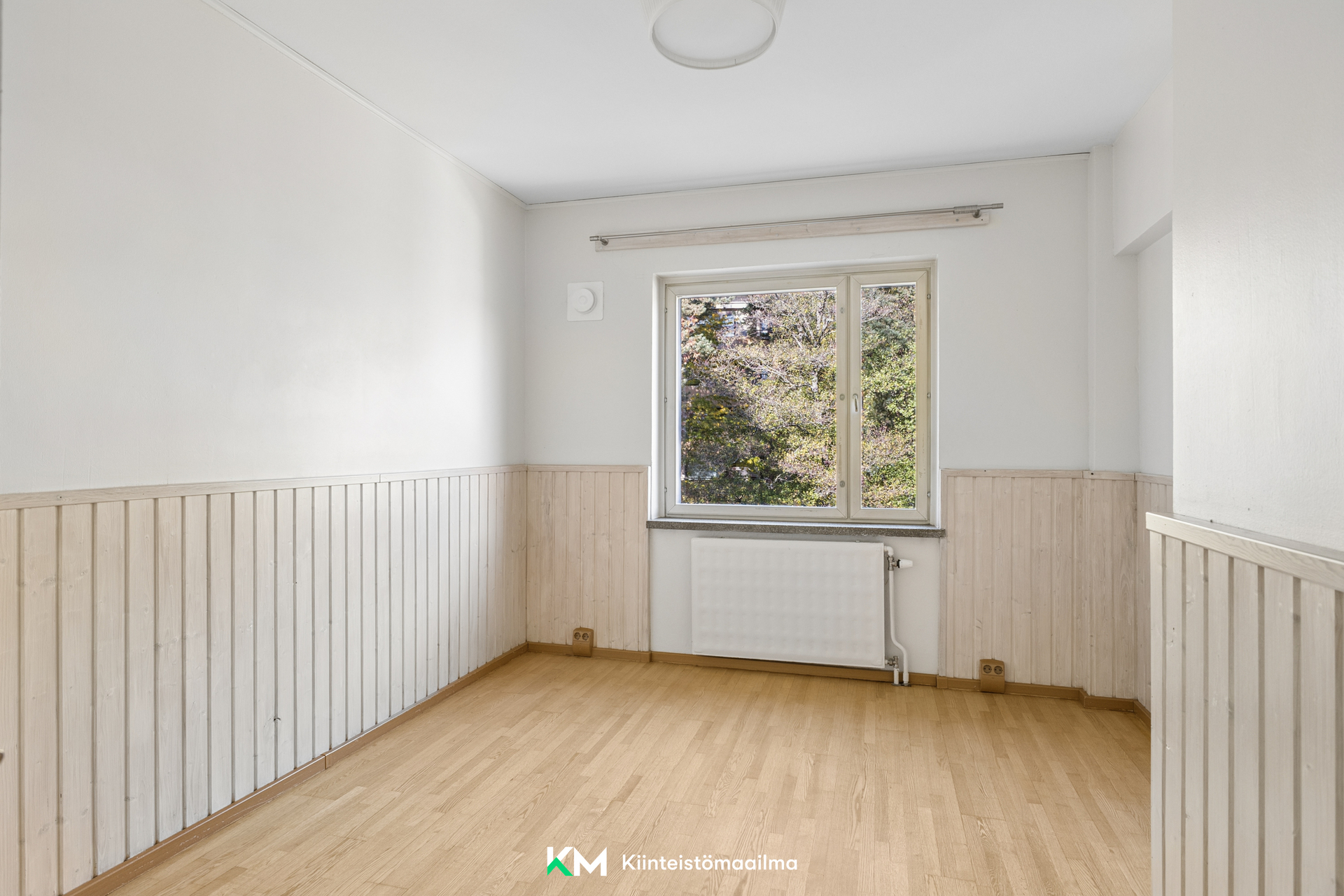 ...ja huone ilman stailausta, muuttovalmiina