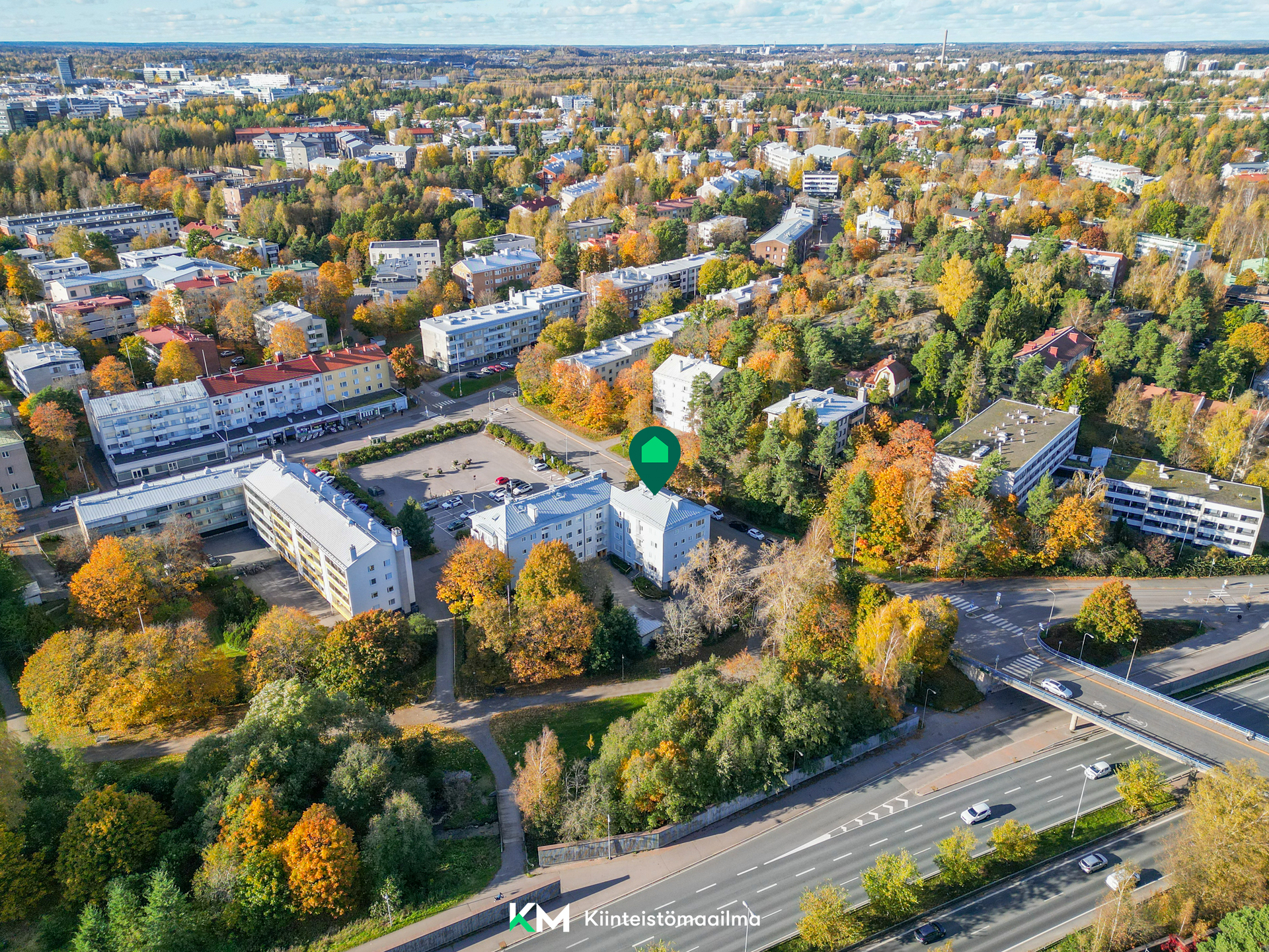 Bussipysäkit kaupunkiin ovat Hämeenlinnantien varrella ja Haagan torin kohdalla.