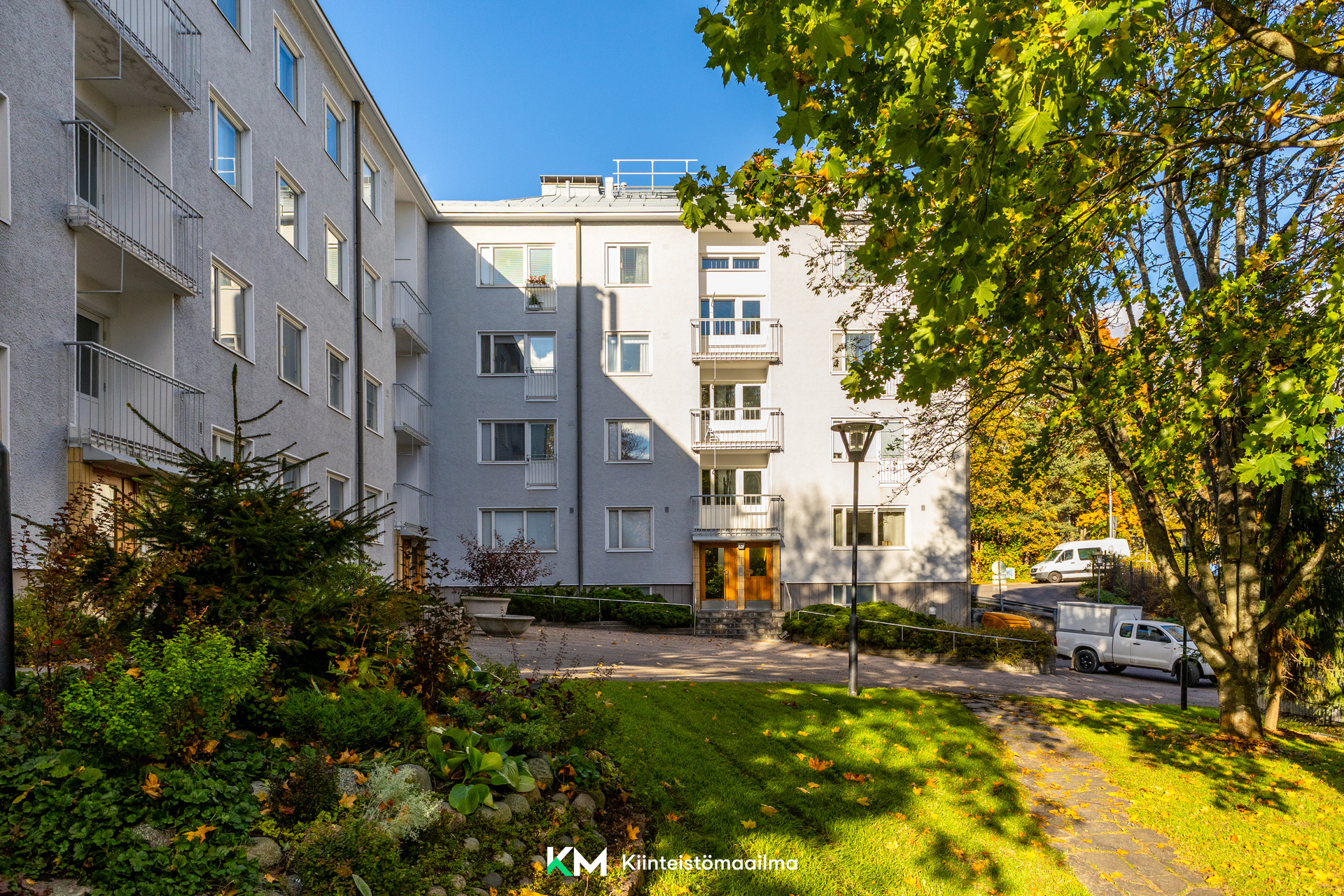 Talo sisäpihan ja sisäänkäynnin puolelta