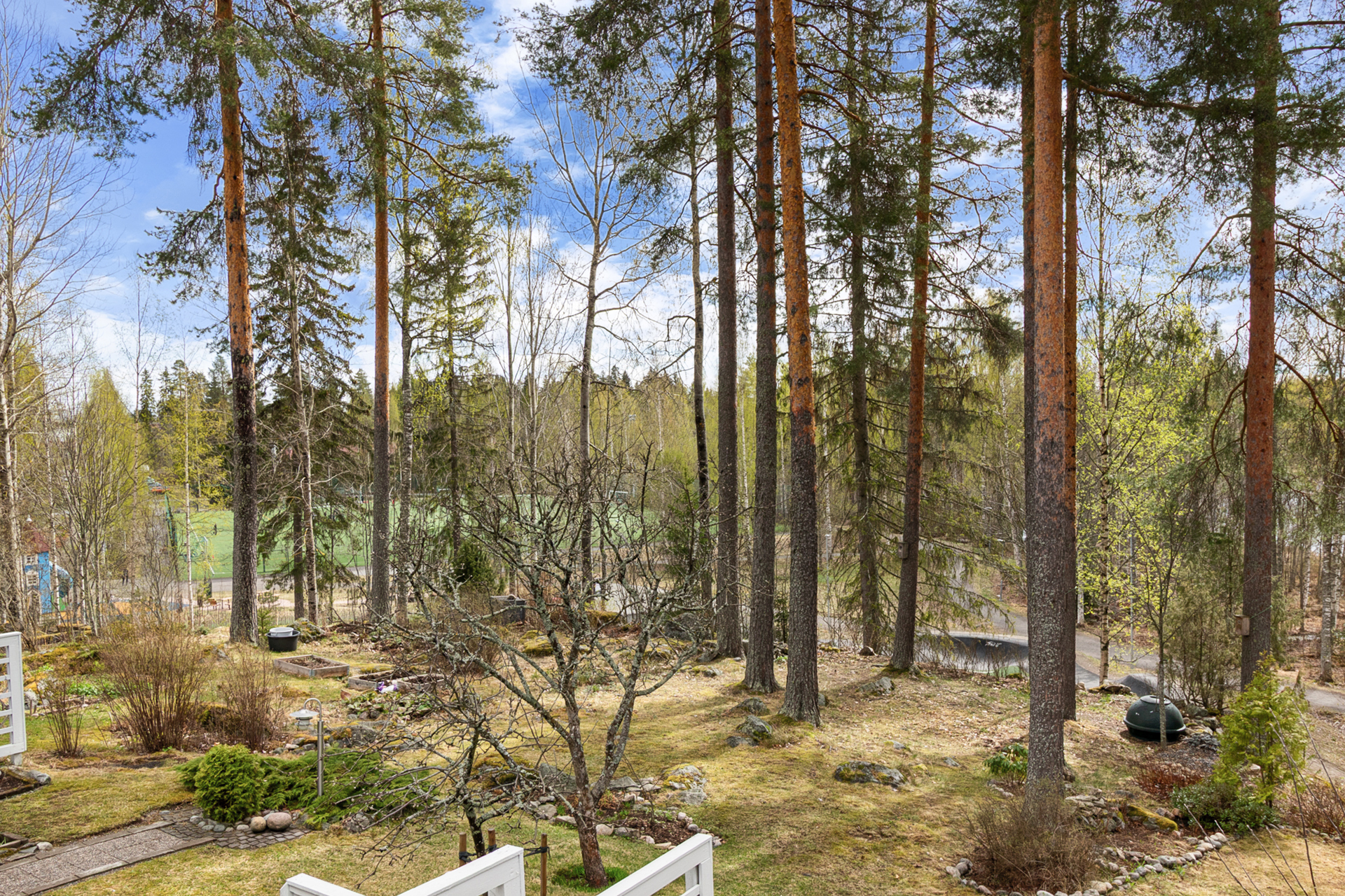Parvekkeelta näkymä myös Litmasen urheilualueelle.