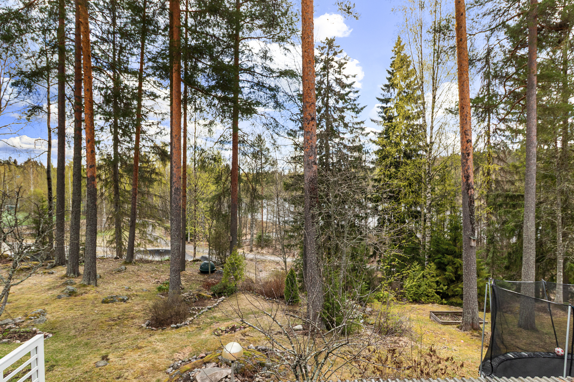 Näkymä parvekkeelta lammelle päin.