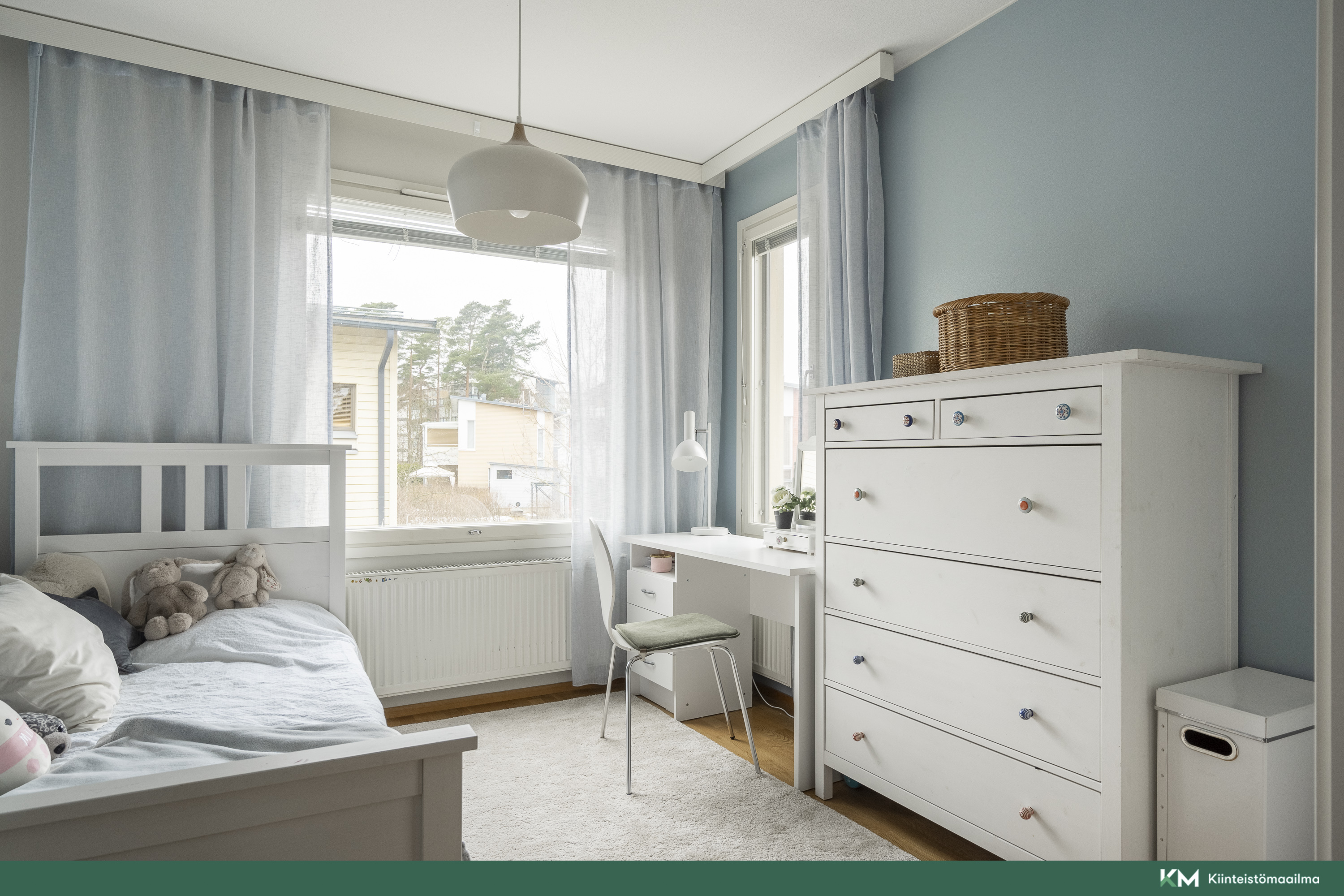 Kulmahuoneen ikkunat toistavat valon kauniisti huoneessa. 