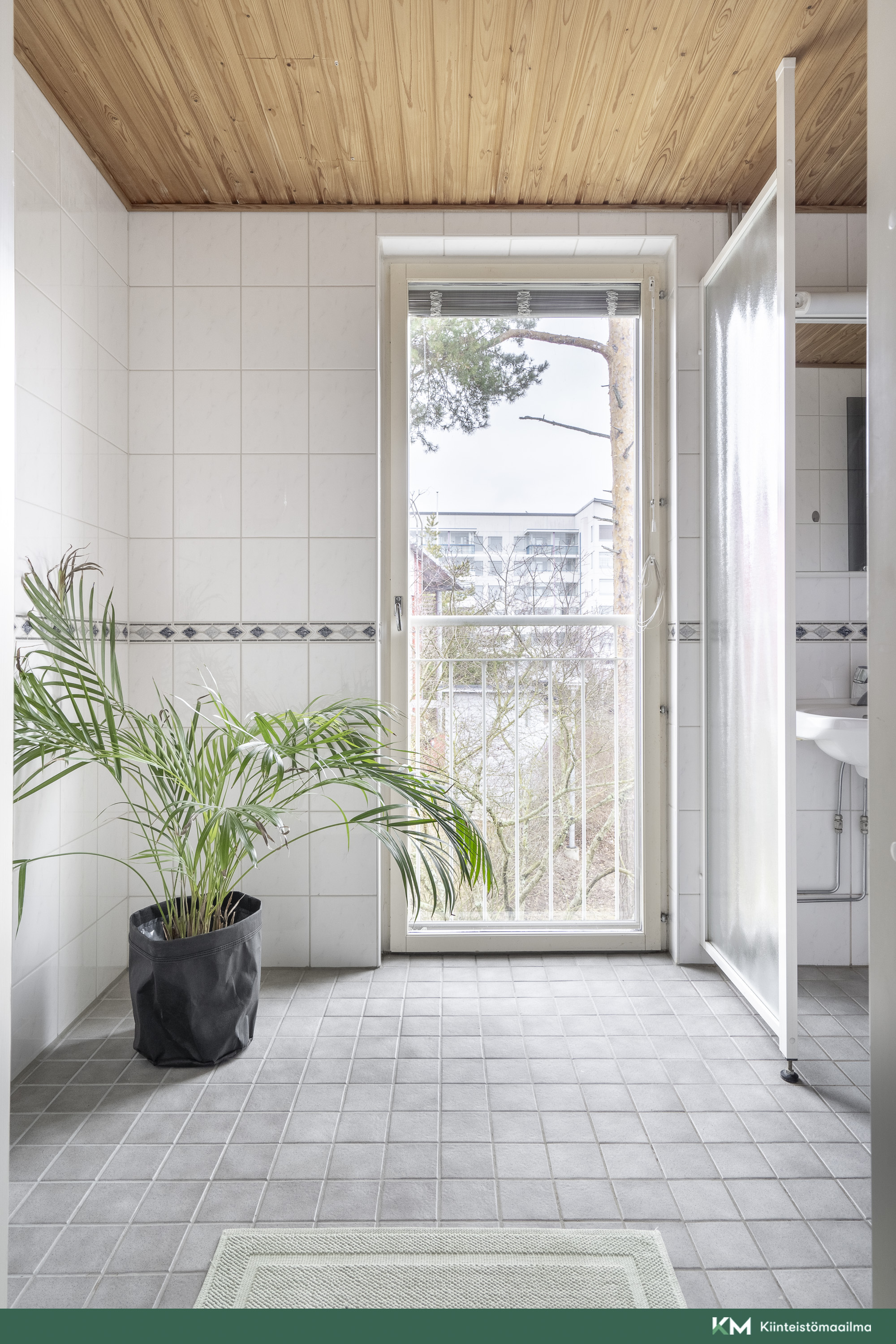 Ranskalainen parveke tuo avaruutta ja valoa kylpyhuoneeseen. 