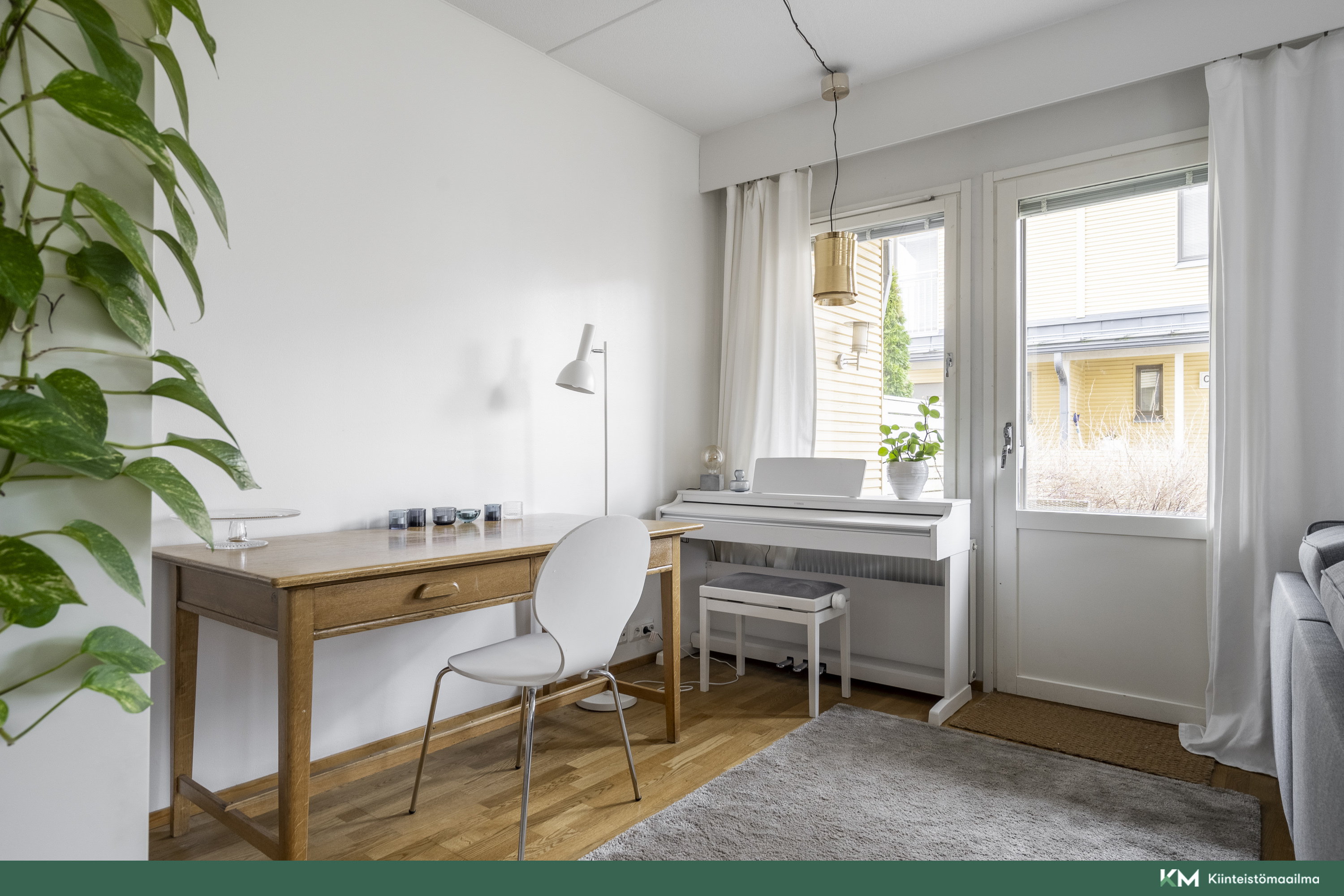 Olohuoneessa on hyvin tilaa työpisteelle. 