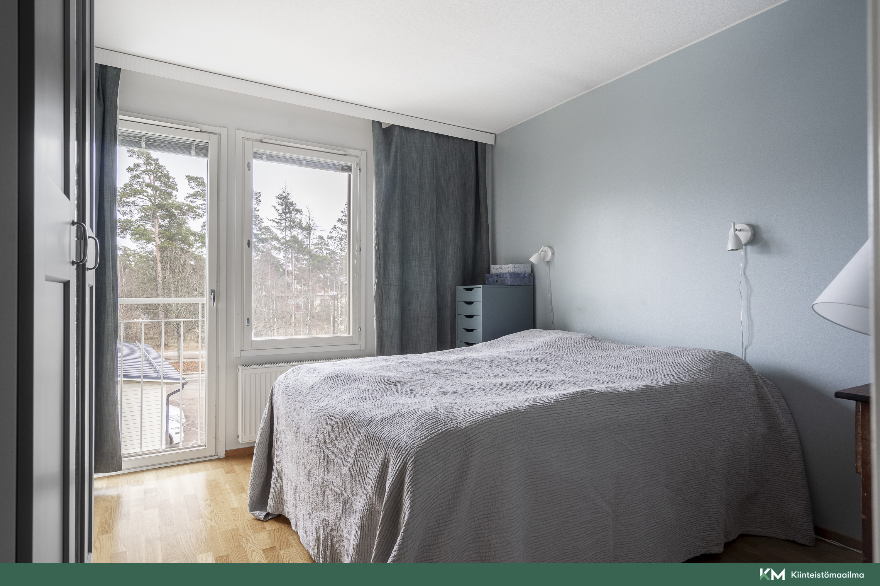 Päämakuuhuoneessa on ranskalainen parveke ja vaatehuone.