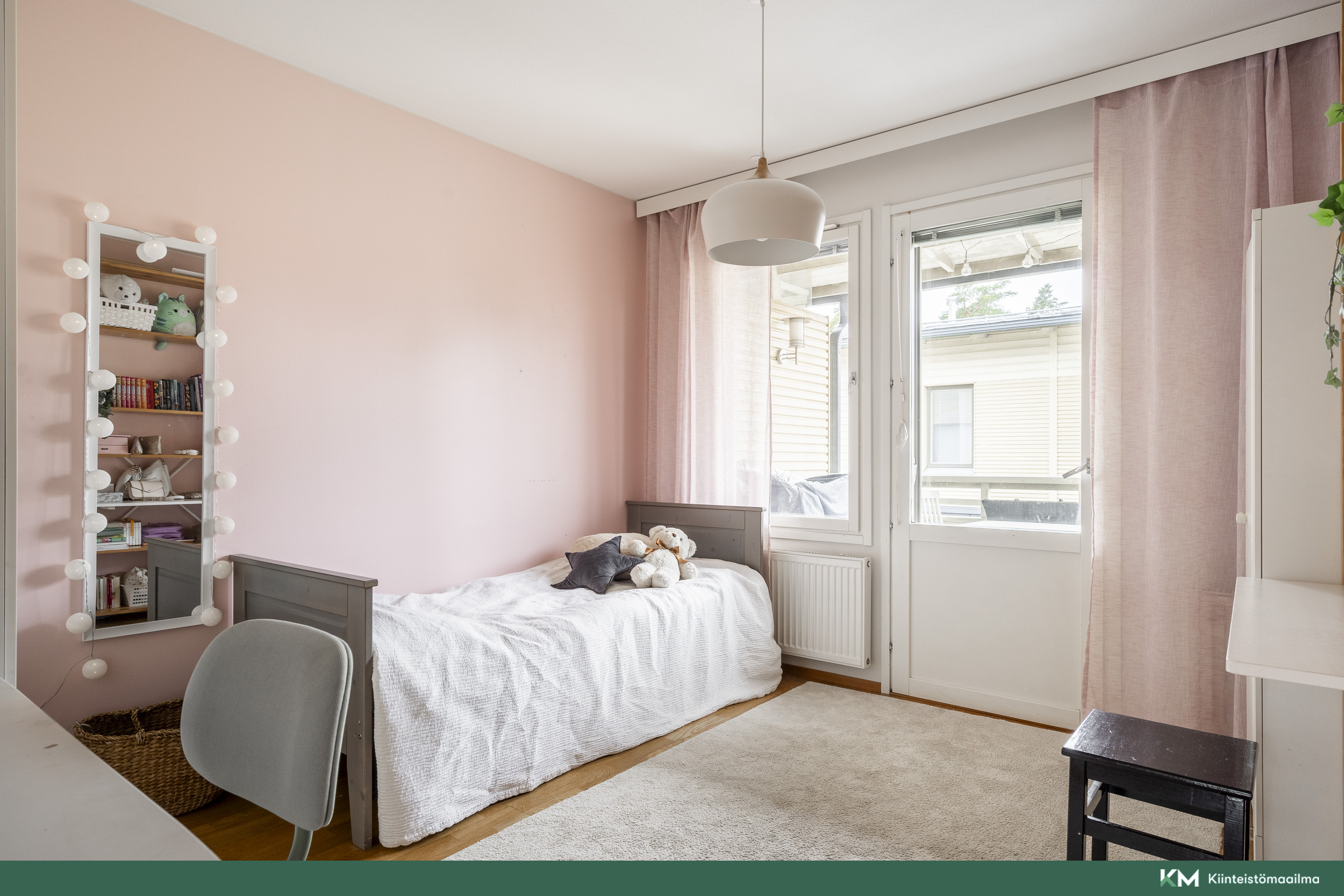 Yhdestä makuuhuoneesta on käynti parvekkeelle. 