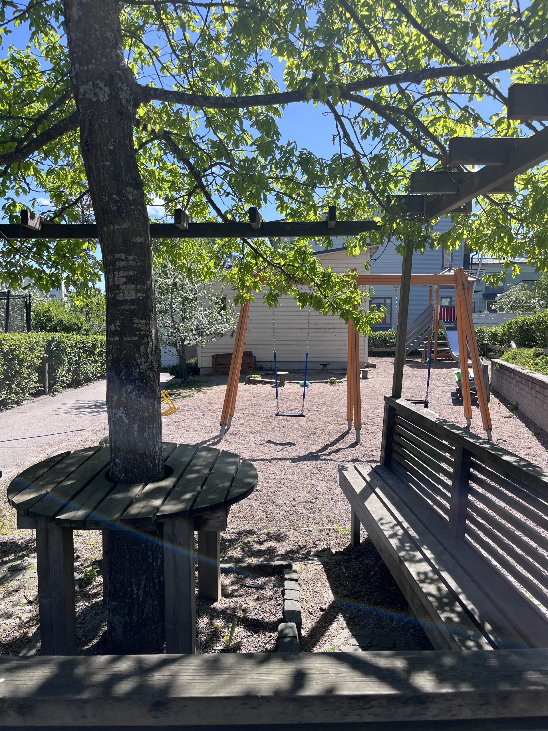 Taloyhtiön leikkipaikka.