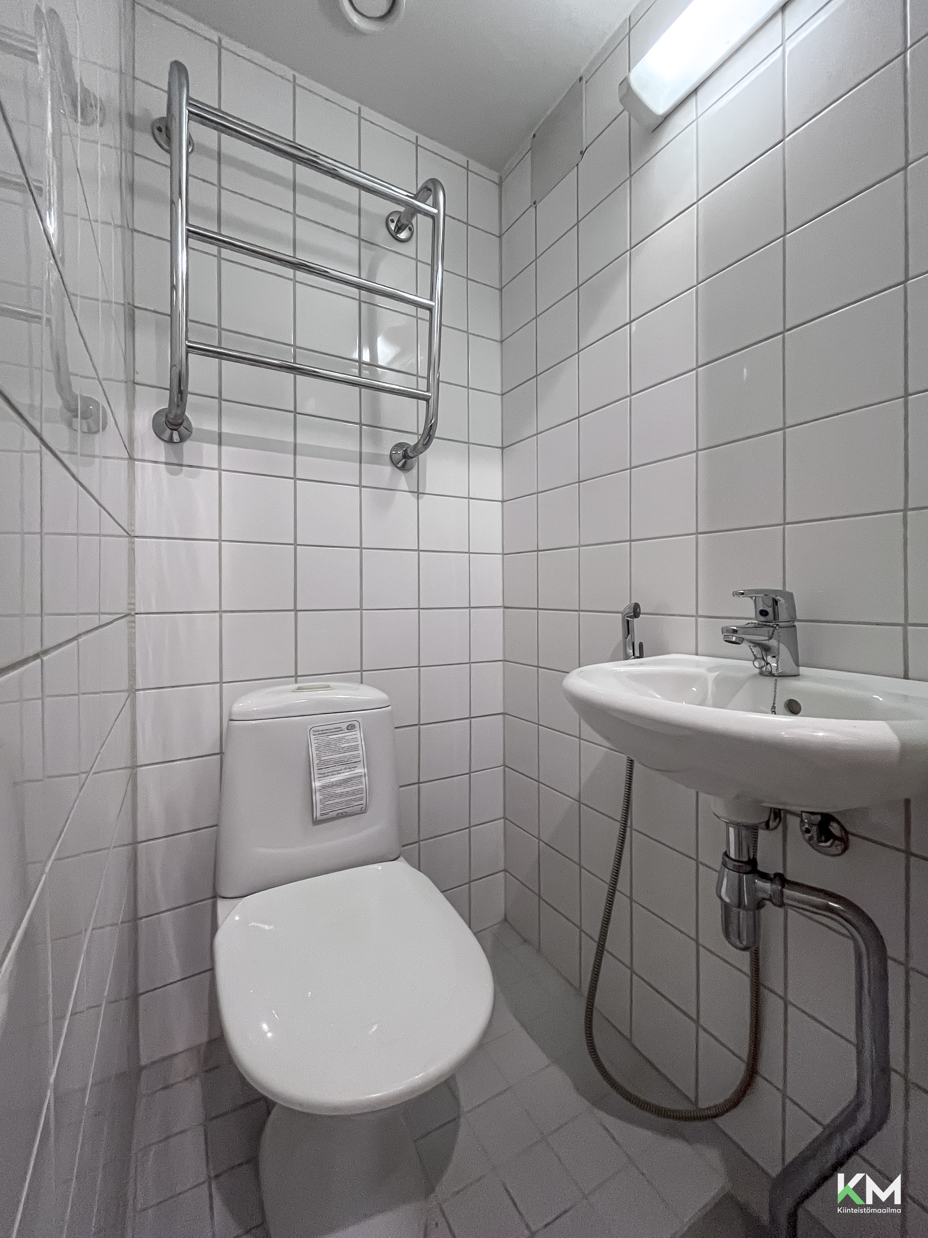 Wc käsisuihkulla ja lattiakaivolla