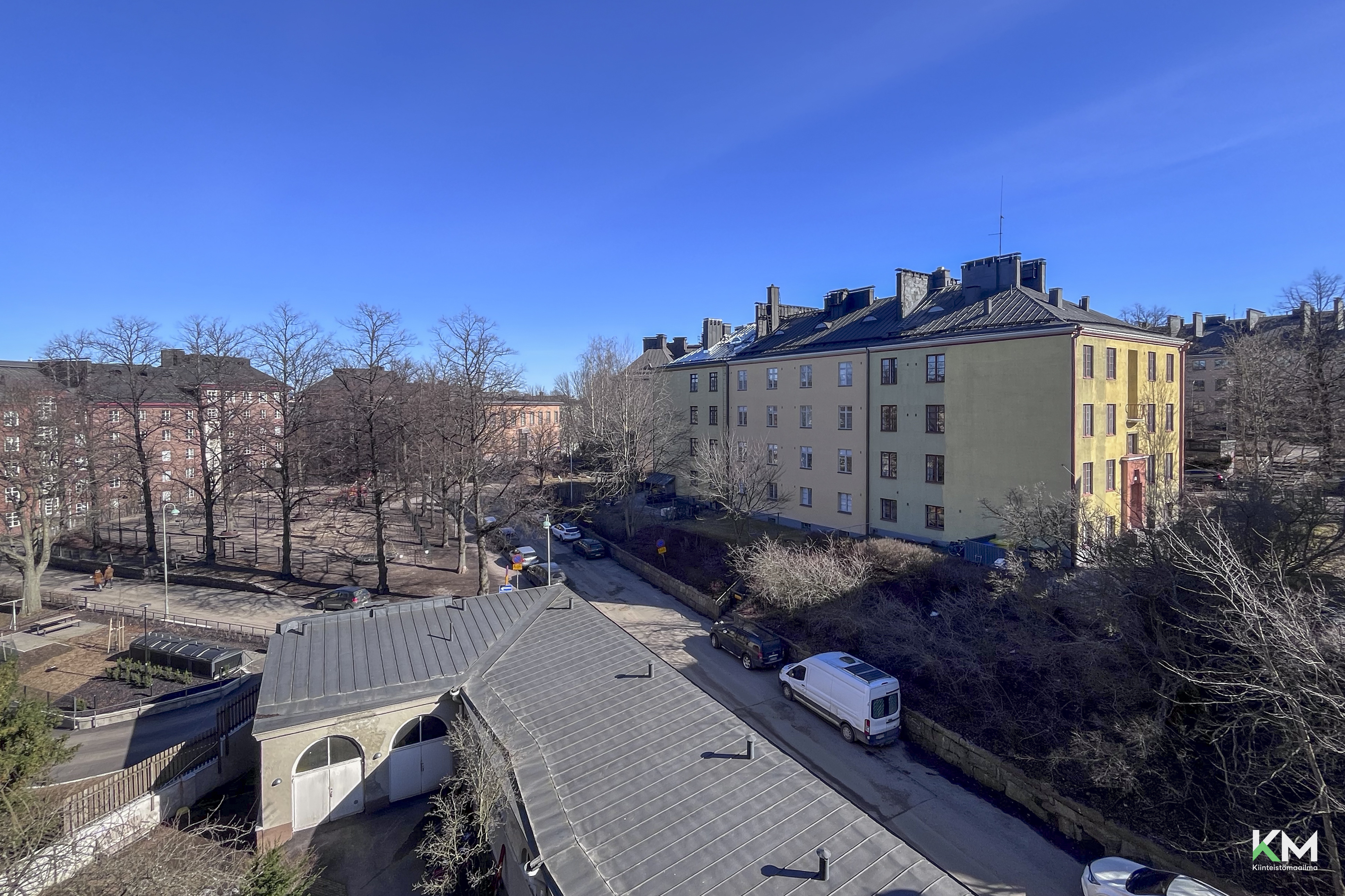 Asunnon kevään näkymät yli Torkkelinmäen