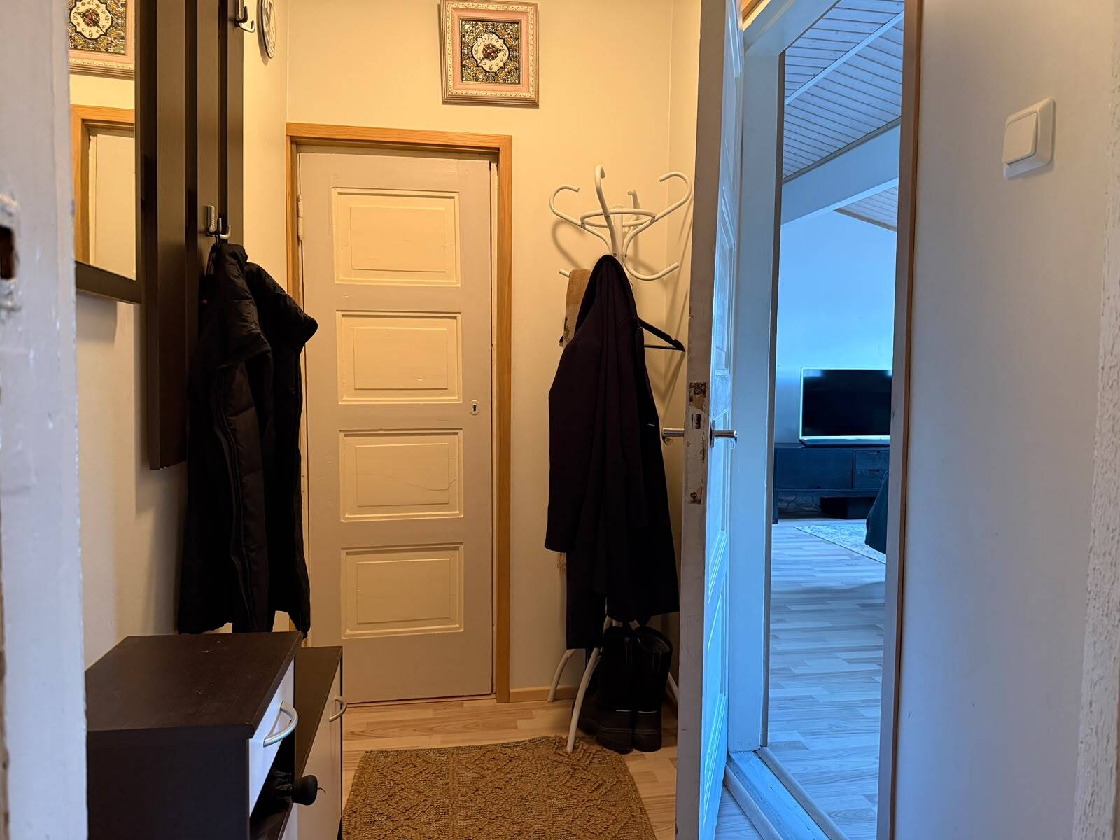 Eteinen, jonka yhteydessä wc