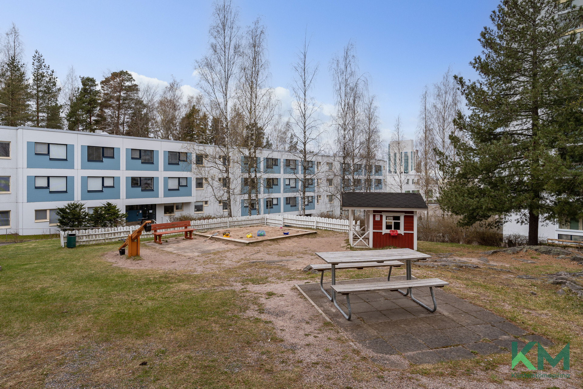 Suojaisa yhtiöpiha, jossa leikkipaikka