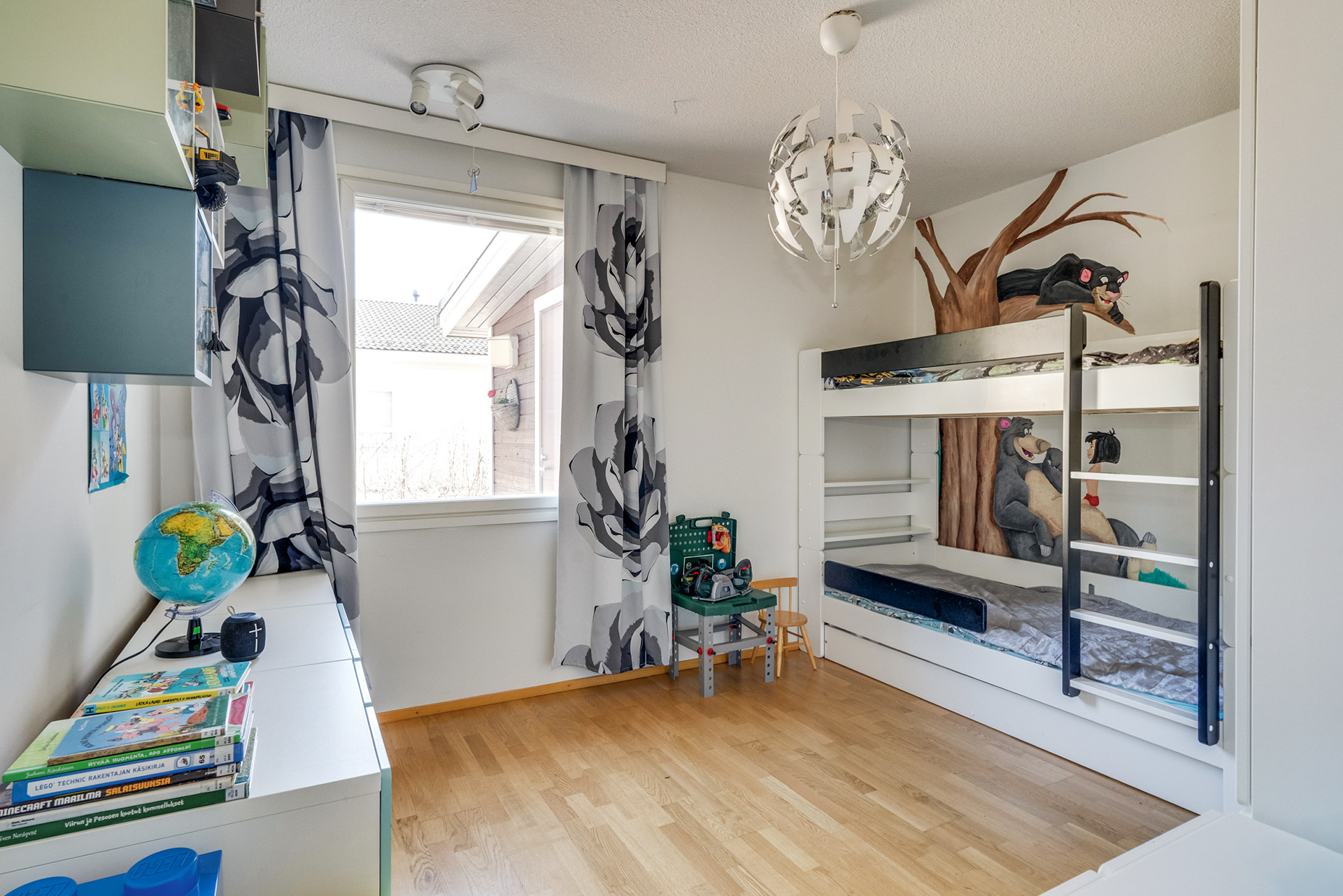 Makuuhuone 2, vaatehuone oikealla