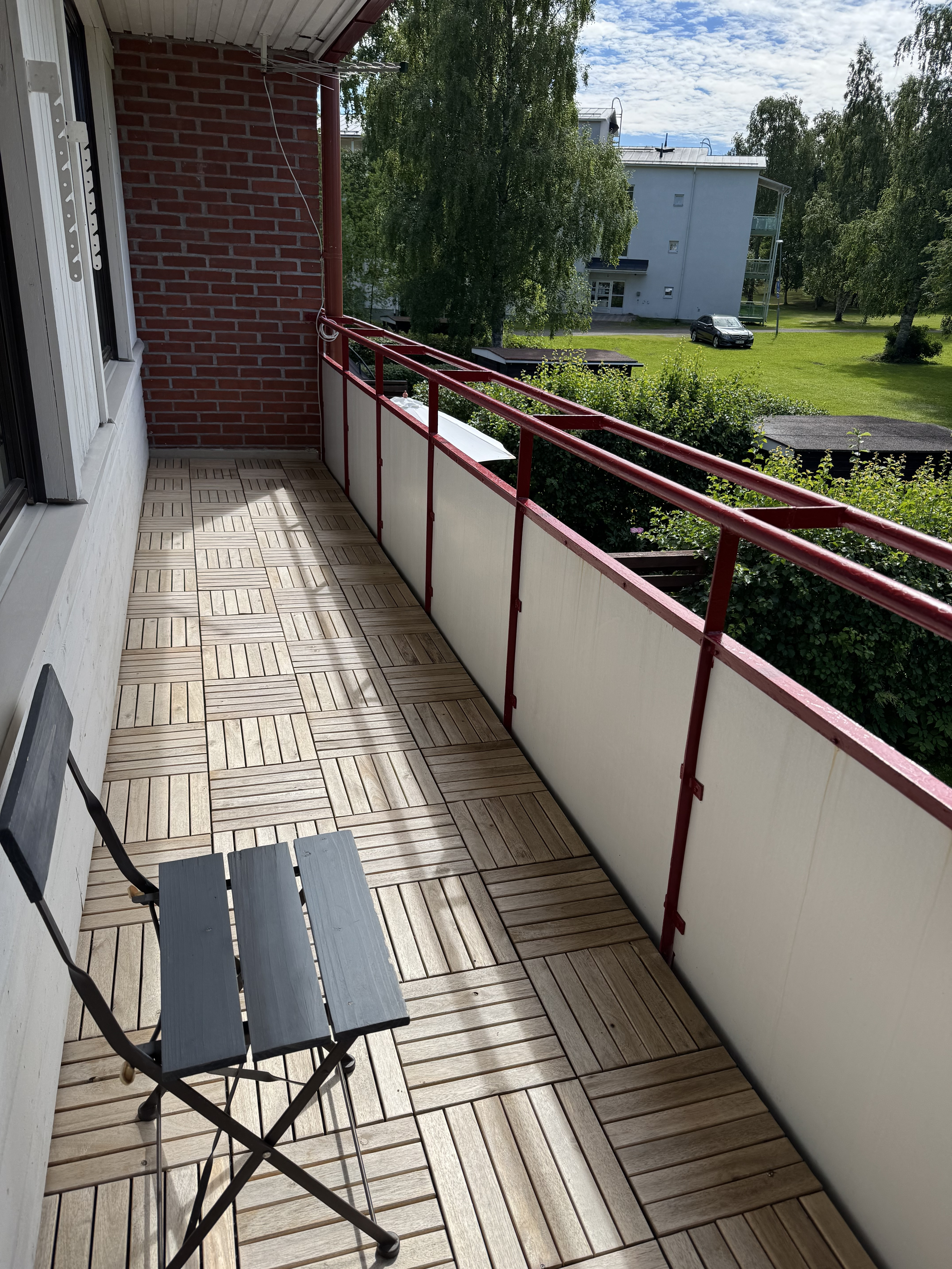 Iso parveke yläkerrassa
