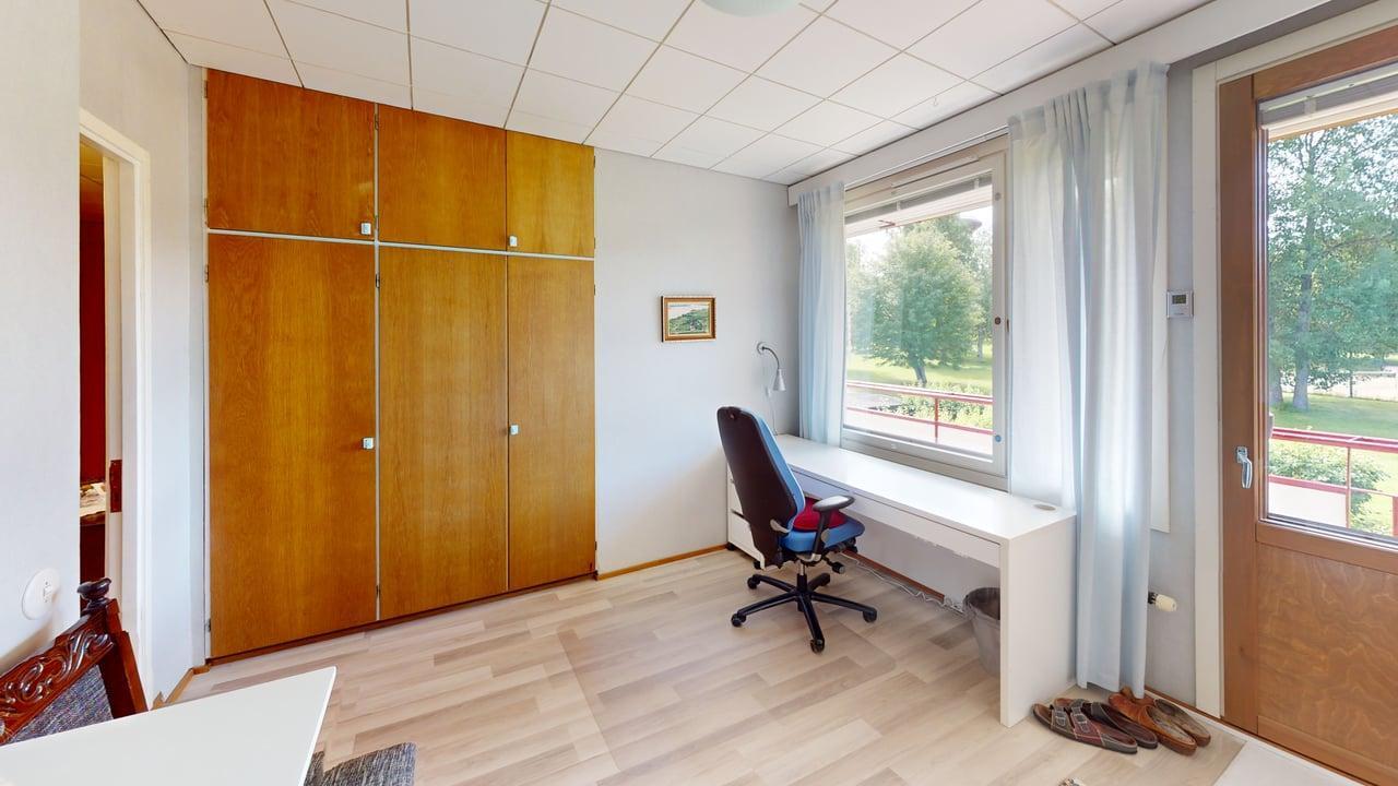 Työhuoneesta kulku parvekkeelle
