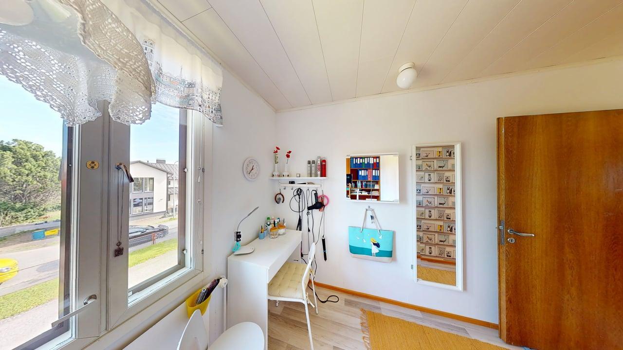 Valo tultiin yläkerran ikkunoista