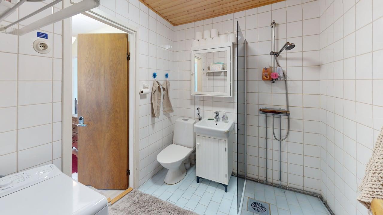 Pesuhuone yläkerrassa