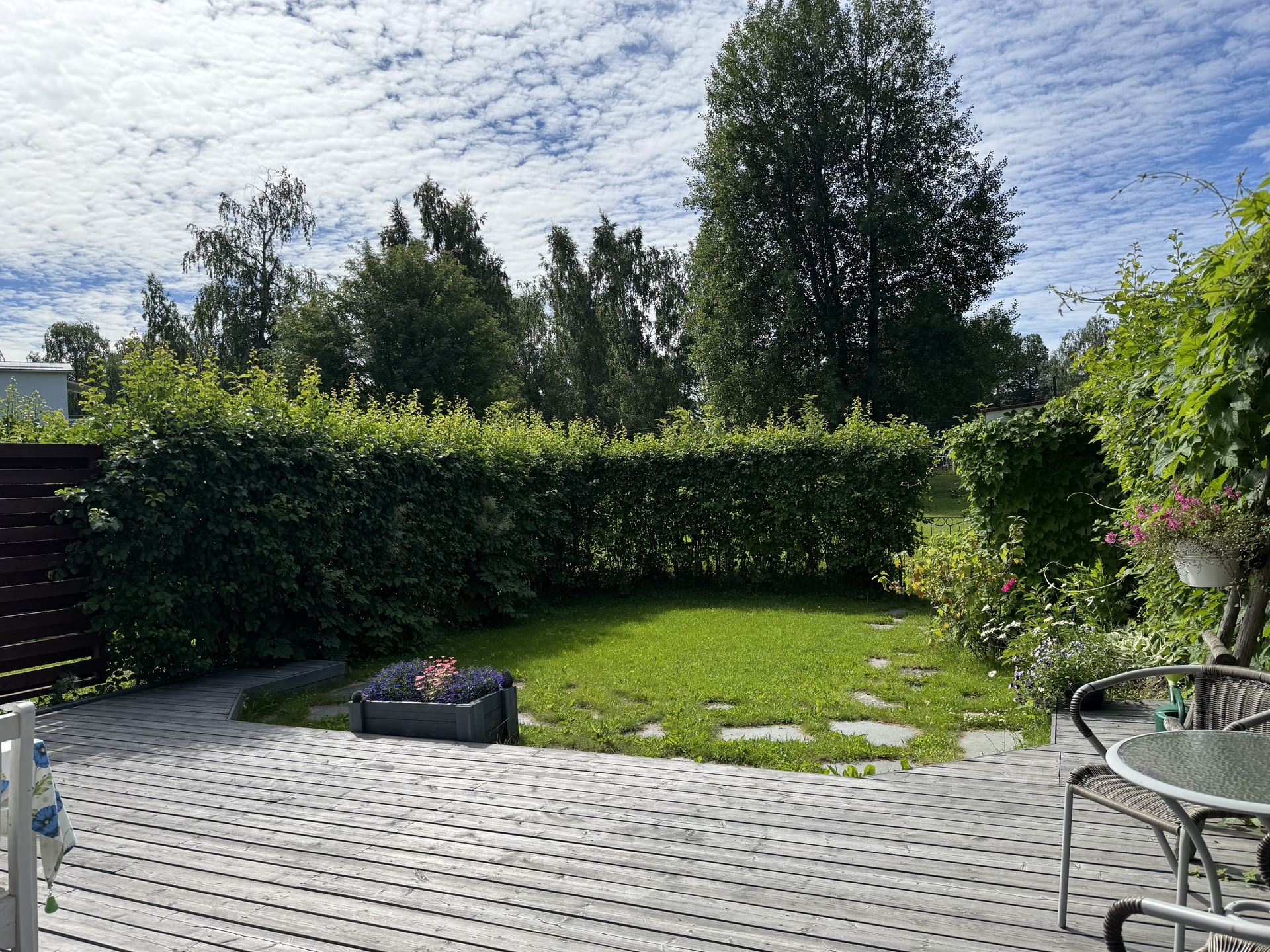 Iso terassi asuntopihan puolella