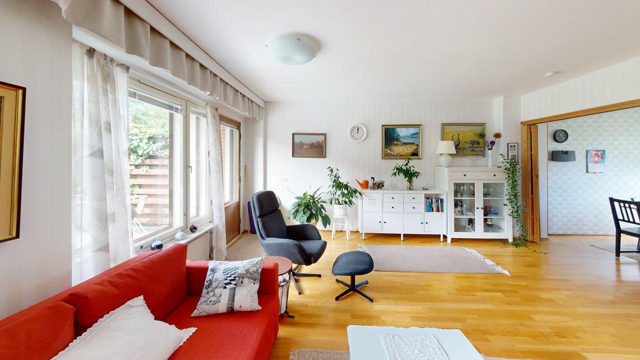Olohuoneesta kulku asuntopihalle