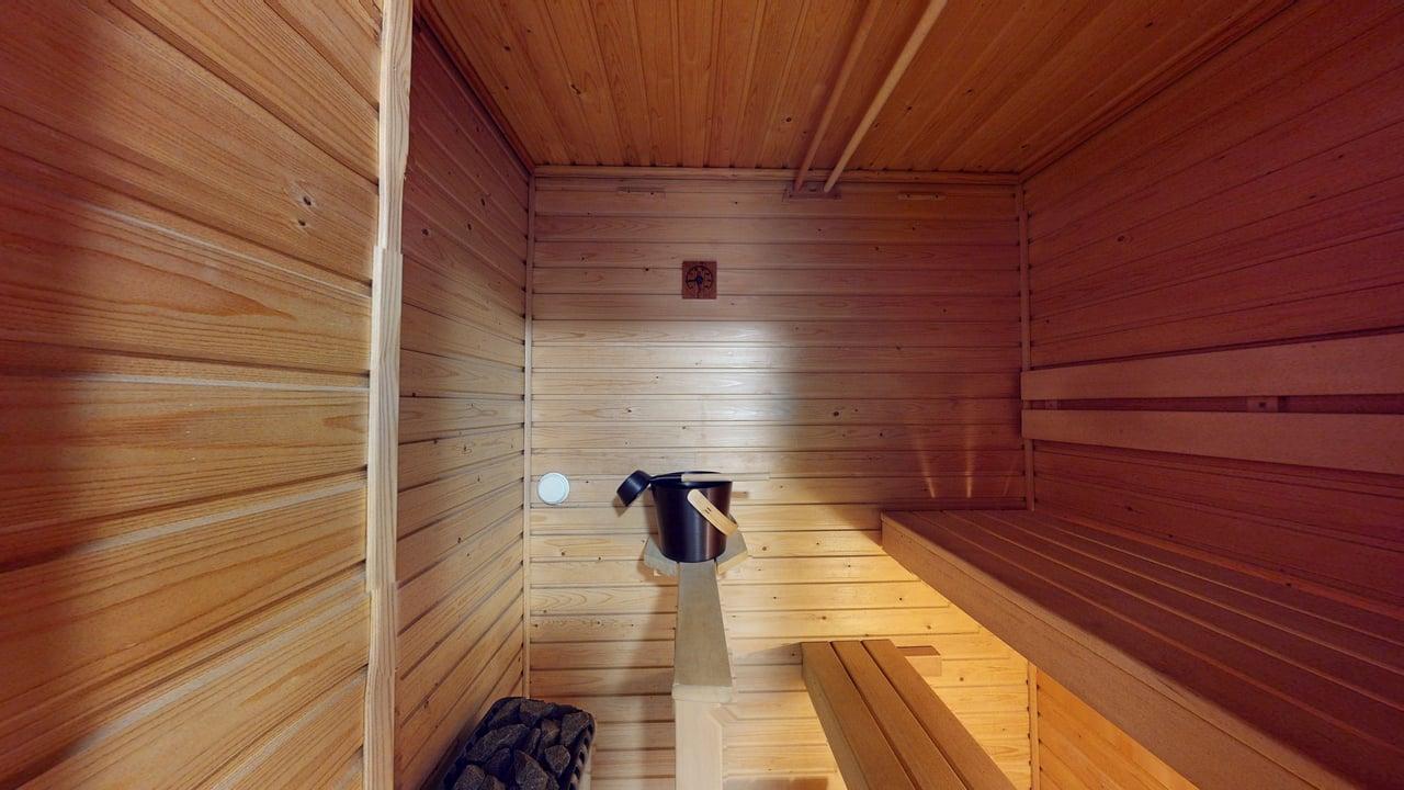 Siisti sauna yläkerrassa