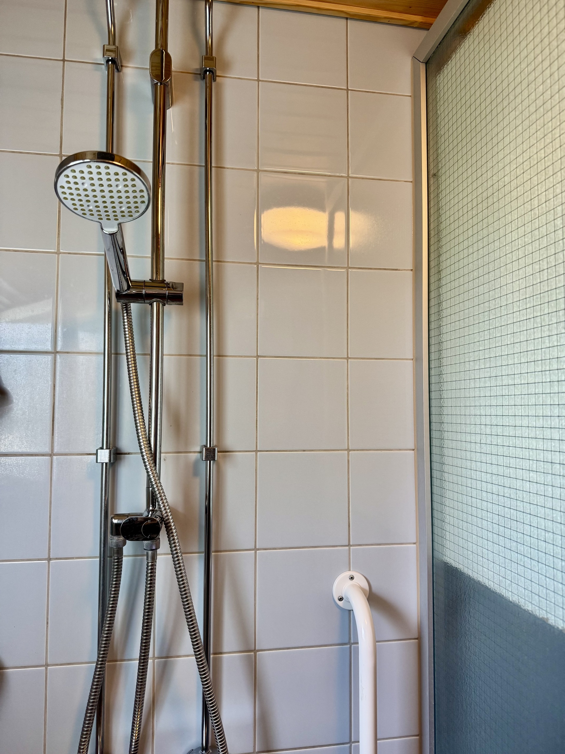 Pesuhuone laatoitettu
