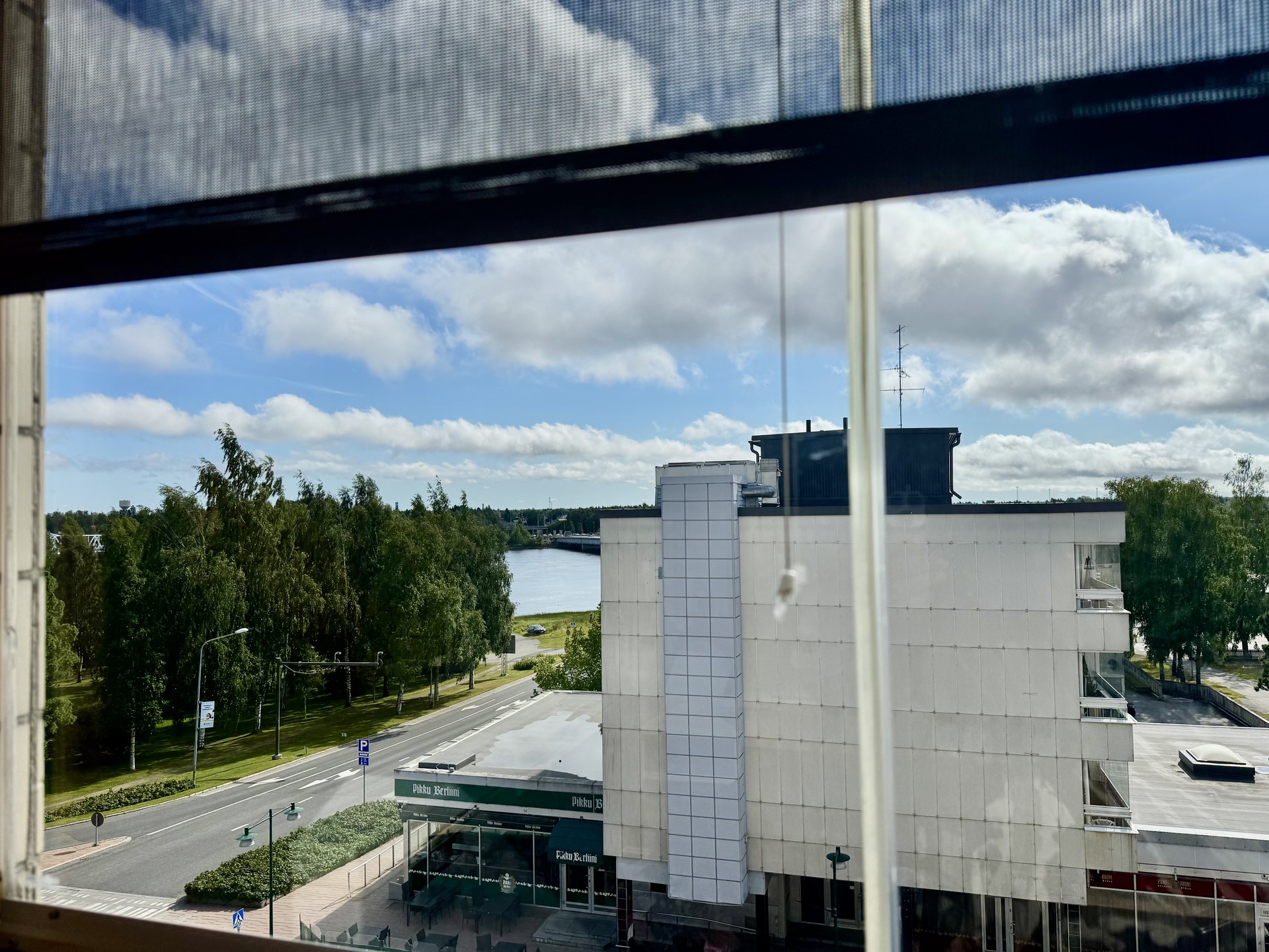 Parvekkeelle näkyy Tornionjoki
