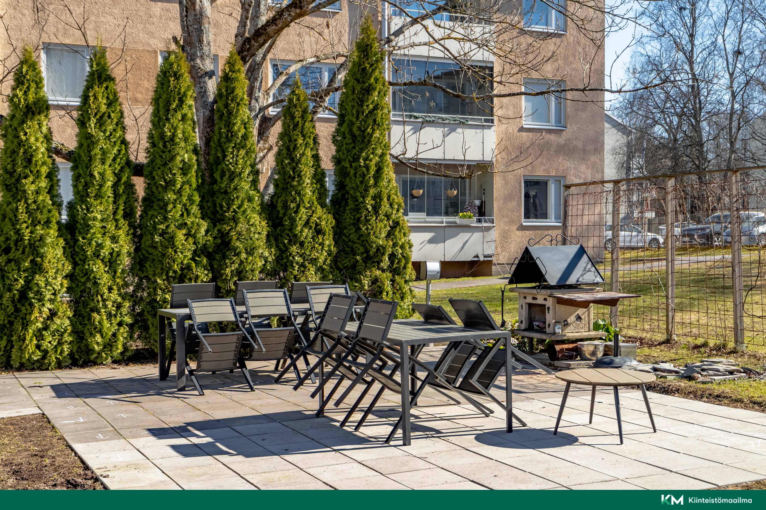 Kaunis ja suojainen sisäpiha tarjoaa hyvin tilaa oleskeluun. 