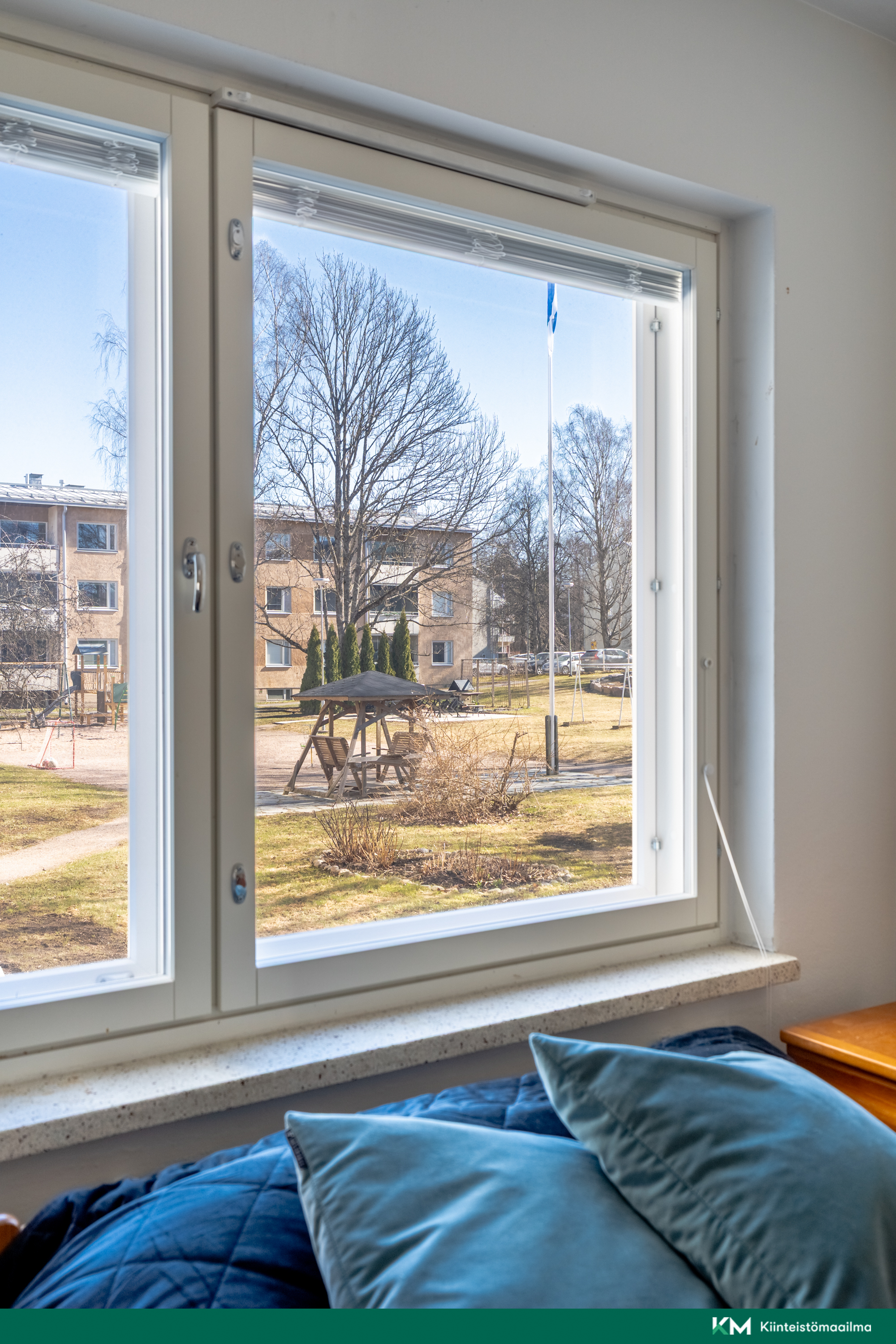 Pieni makuuhuone on sisäpihalle.