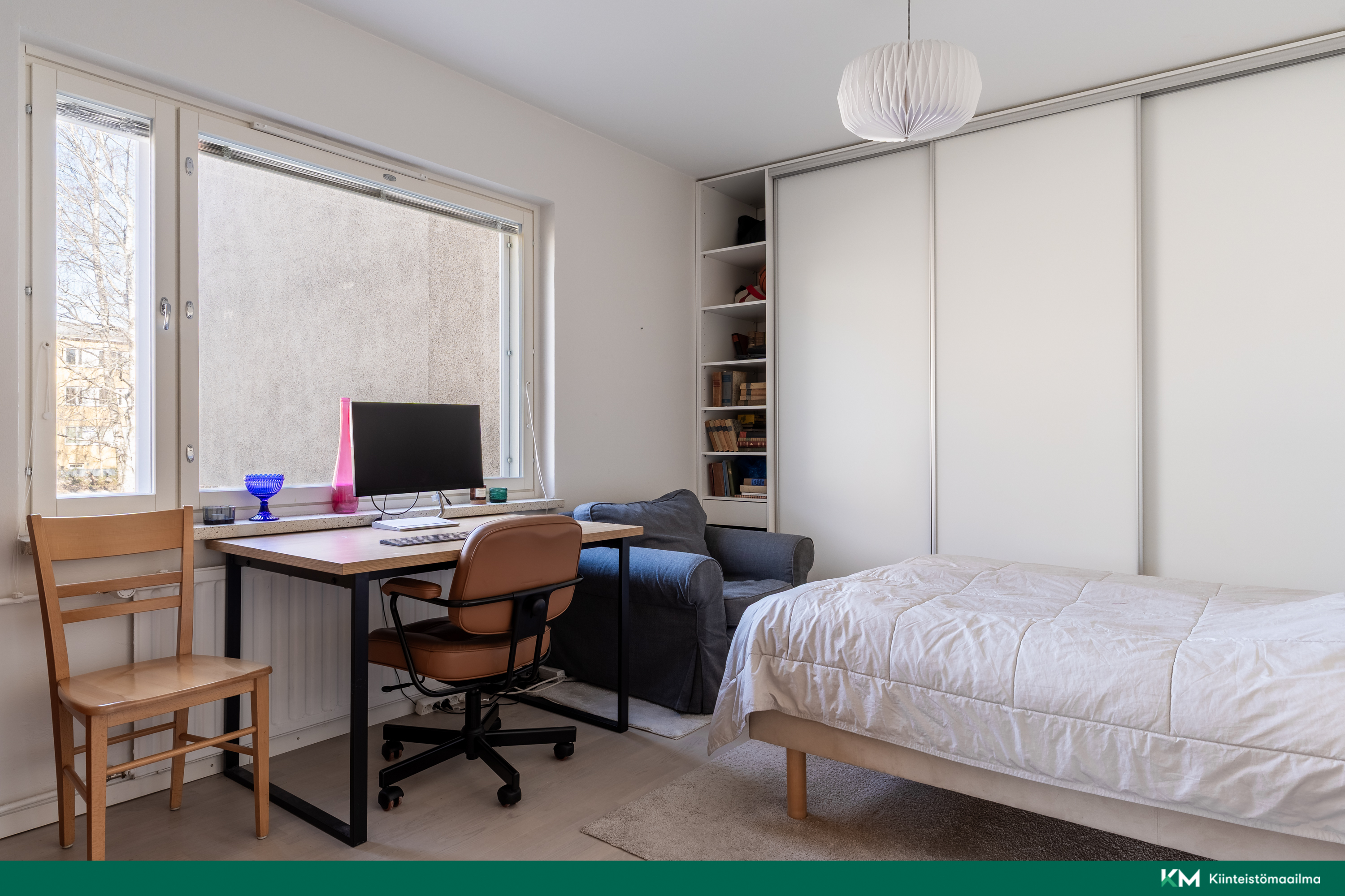 Isompi makuuhuone on Rusthollarintien suuntaan. 