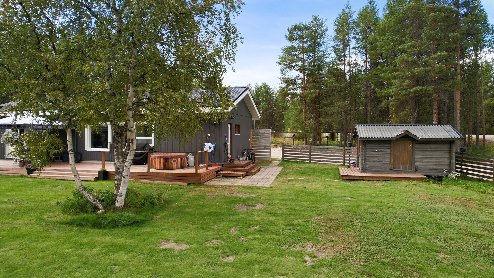 Päärakennus ja ulkosauna sähkökiukaalla
