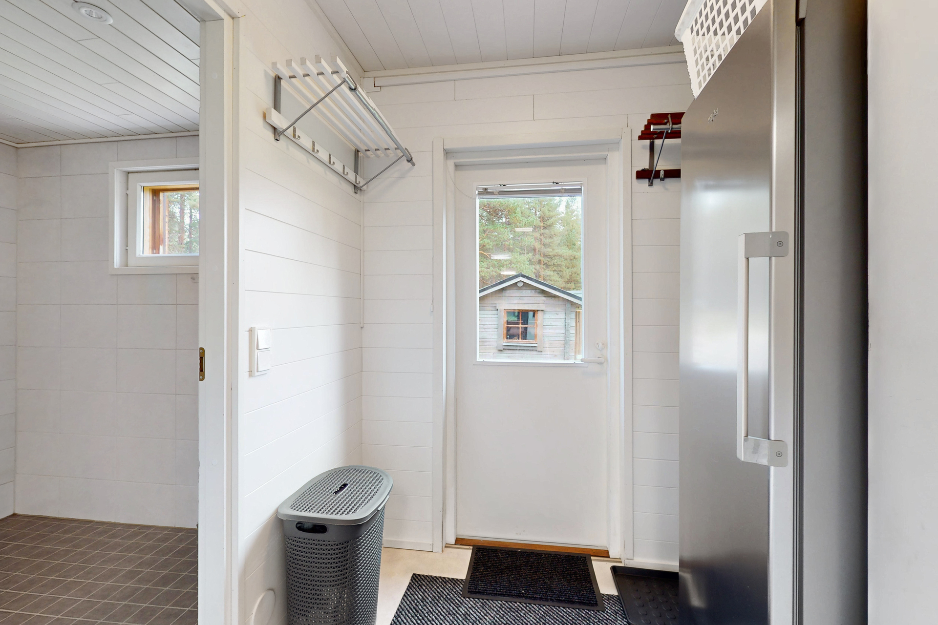 Keittiöstä kulku pukuhuoneeseen ja kph/wc