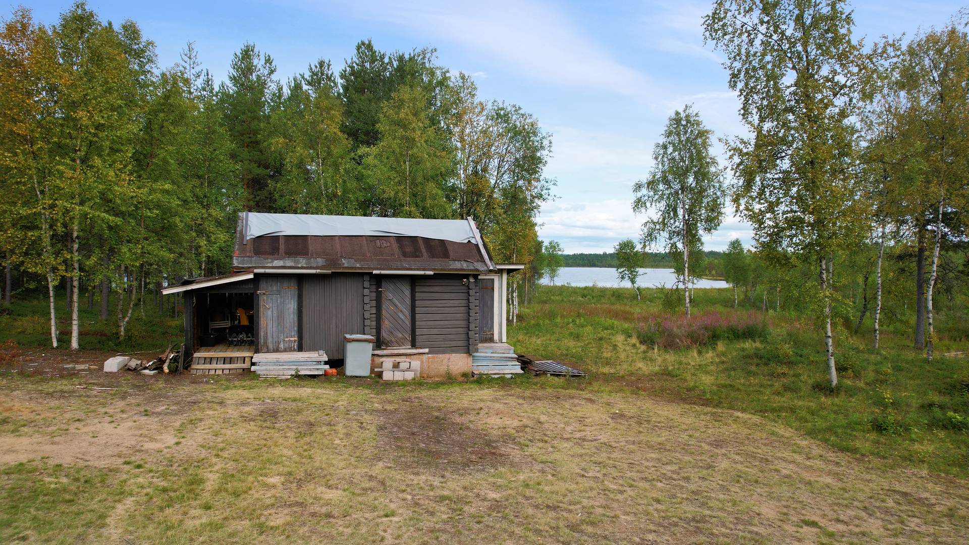 Vanha varastorakennus kolttatalon pihassa.