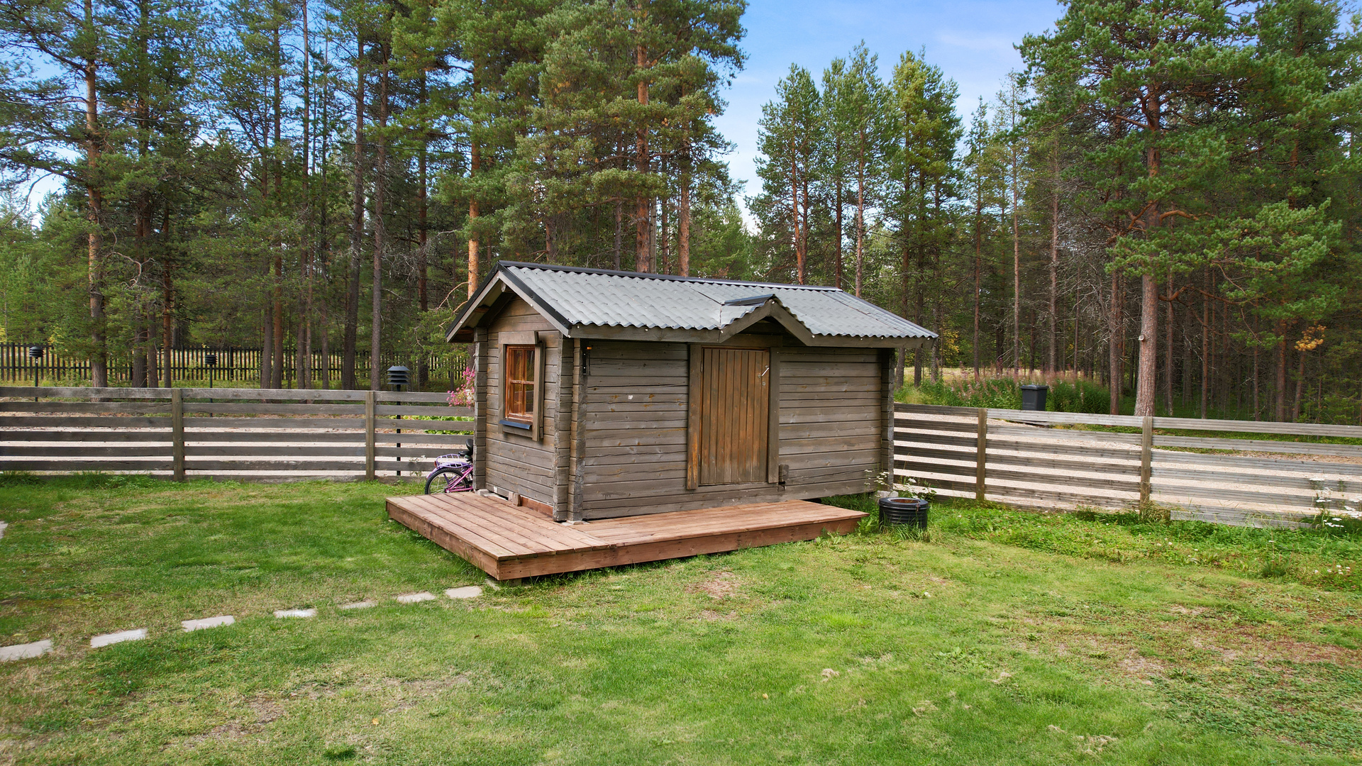 Ulkosauna sähkökiukaalla