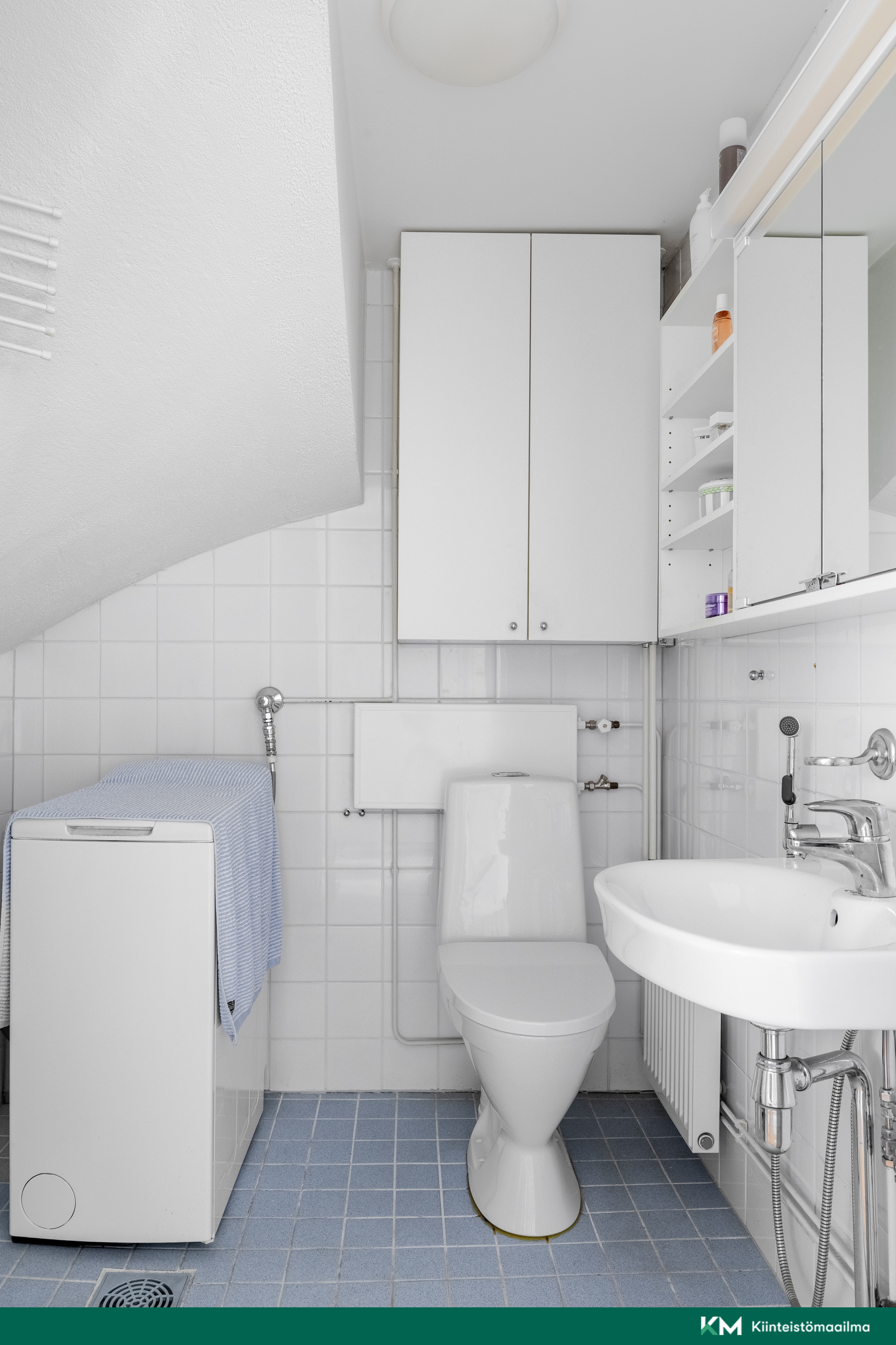 alakerrassa erillinen wc, tilavaraus pyykinpesukoneelle