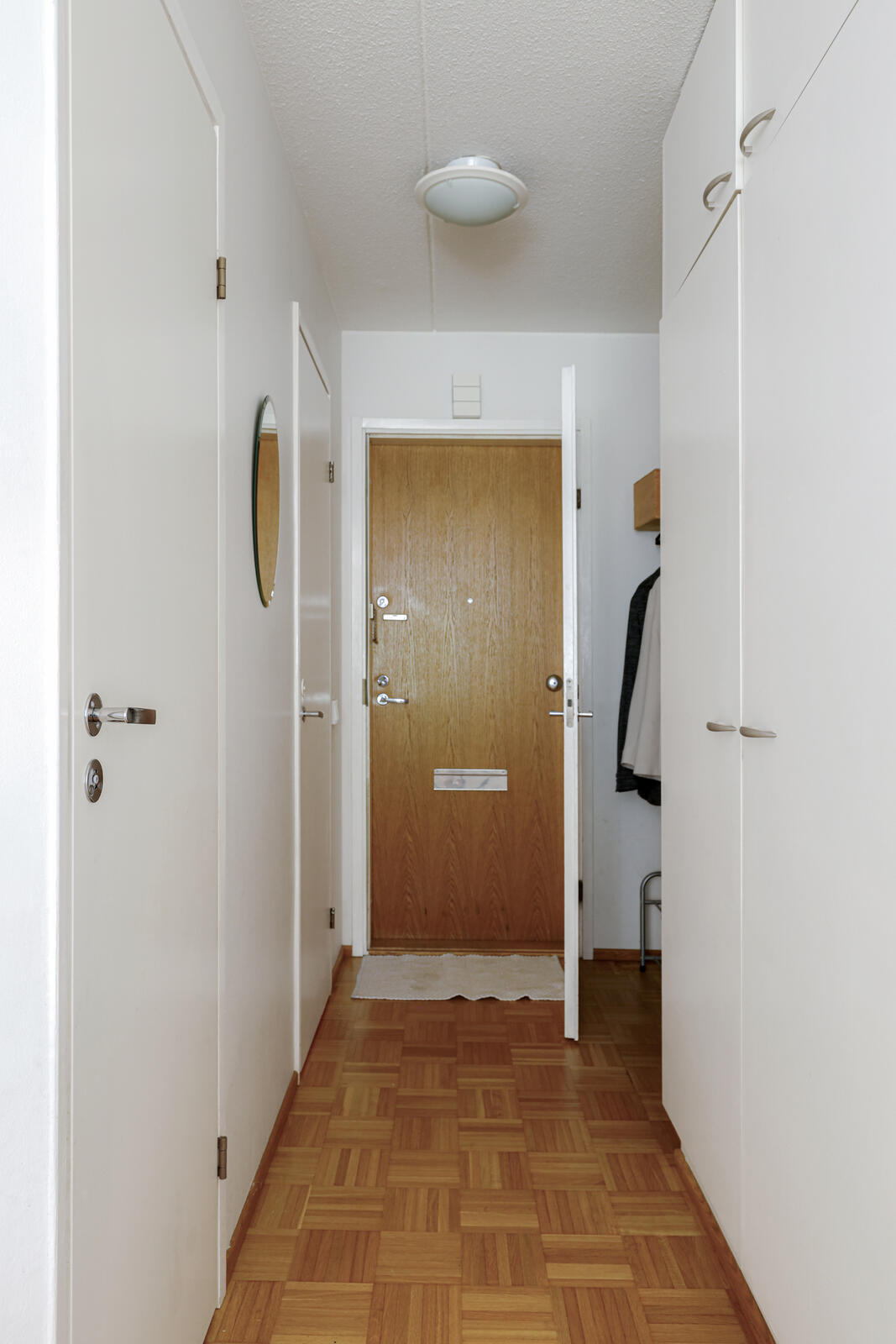 Eteisestä on käynti kylpyhuoneeseen, saunaan ja erilliseen wc:n