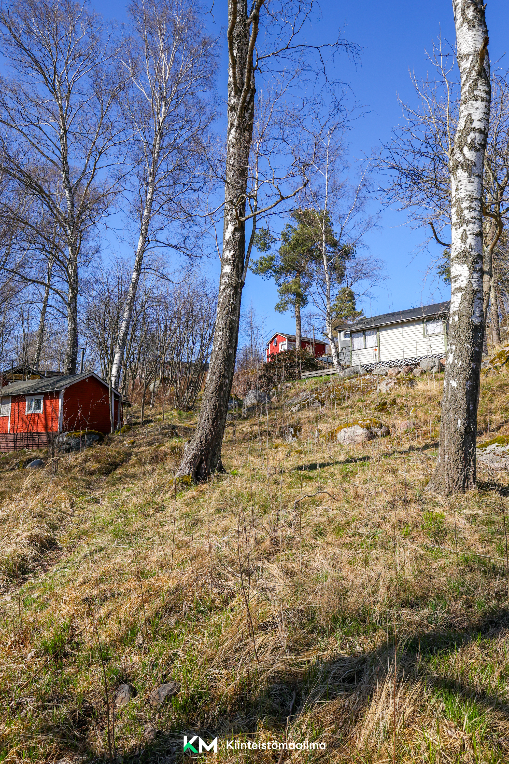 Siellä se on mäen päällä.