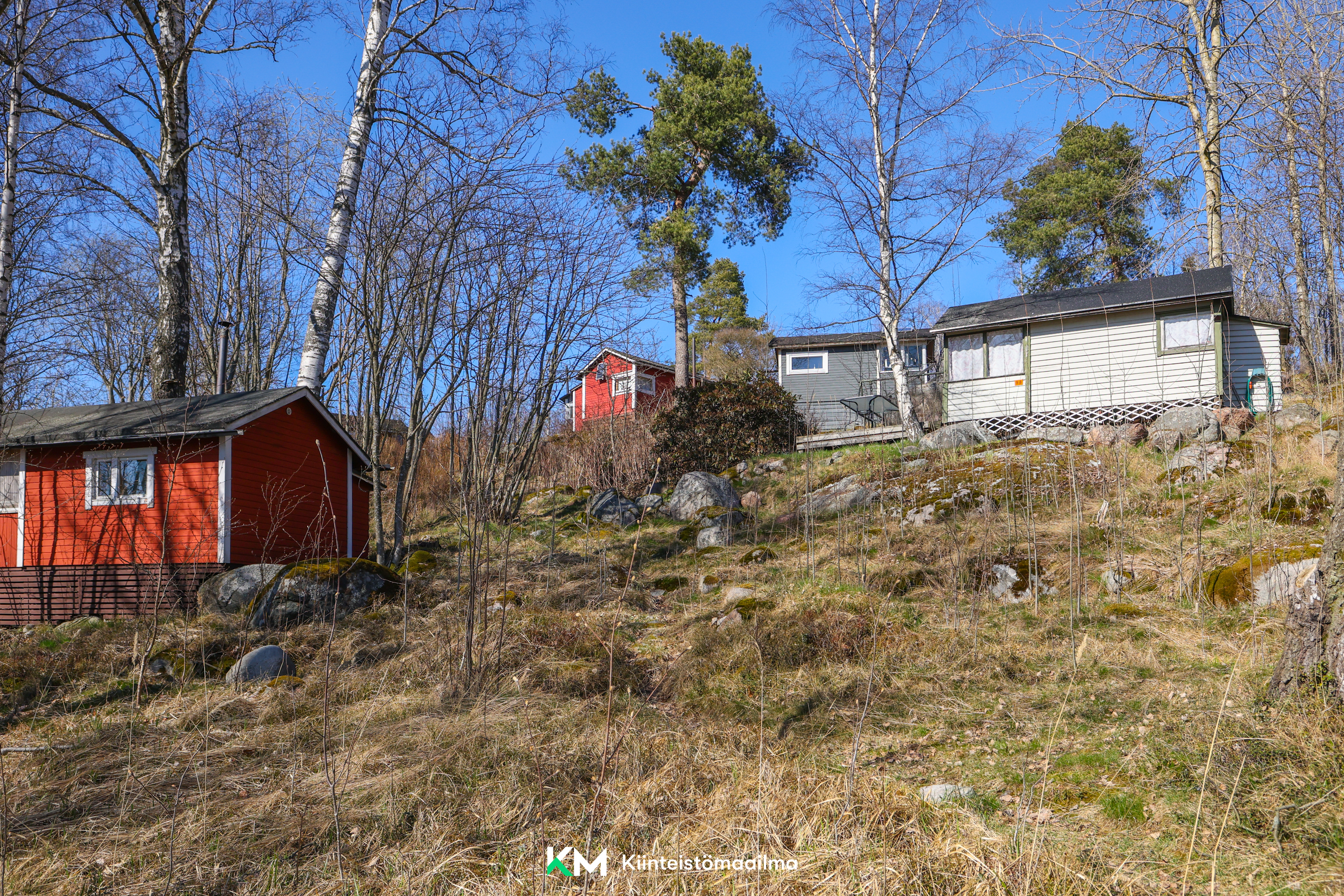 Kesämaja naapureineen.