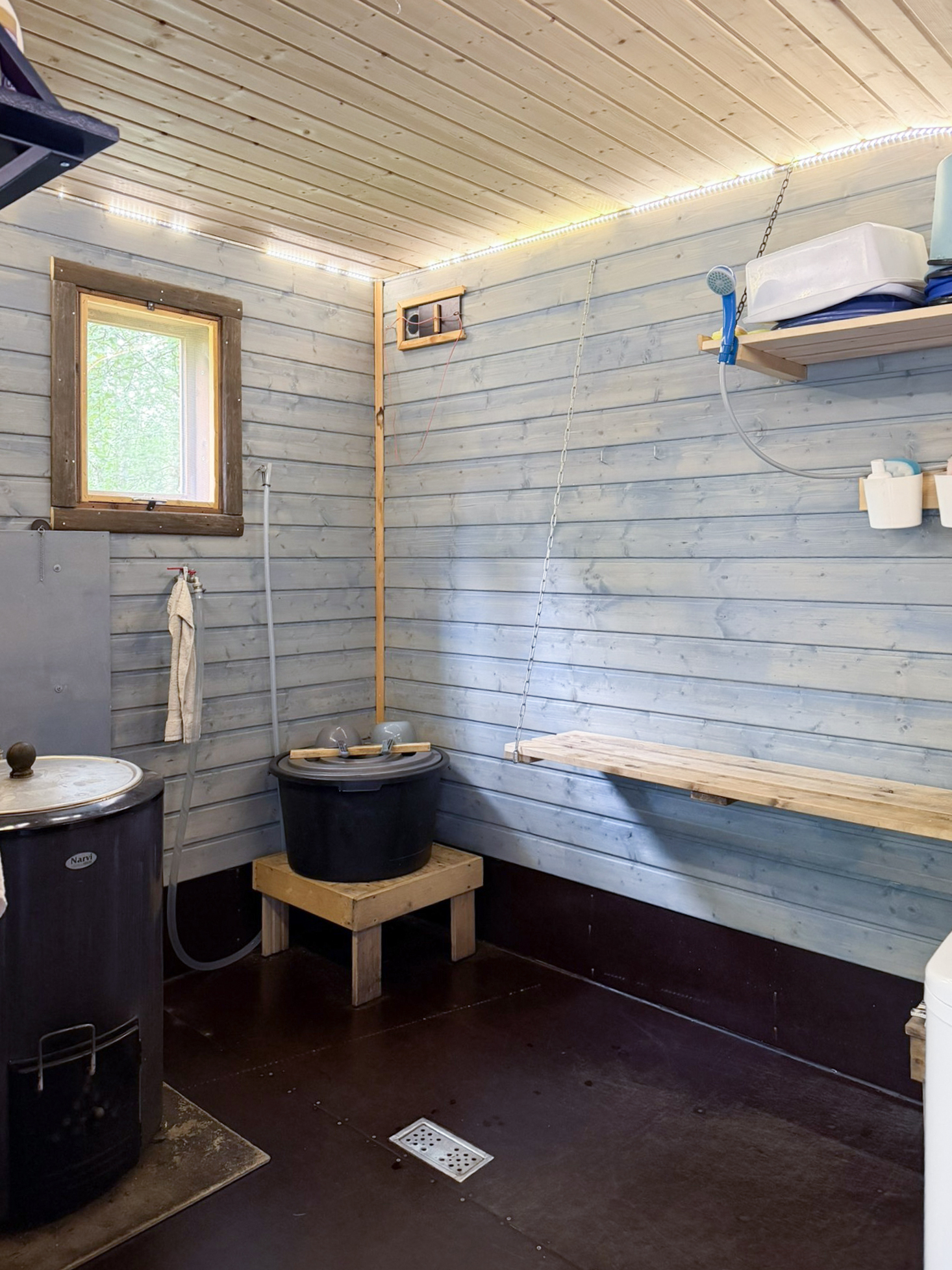 Päämökin terassilta kulku pesutiloihin ja ulko-wc:hen