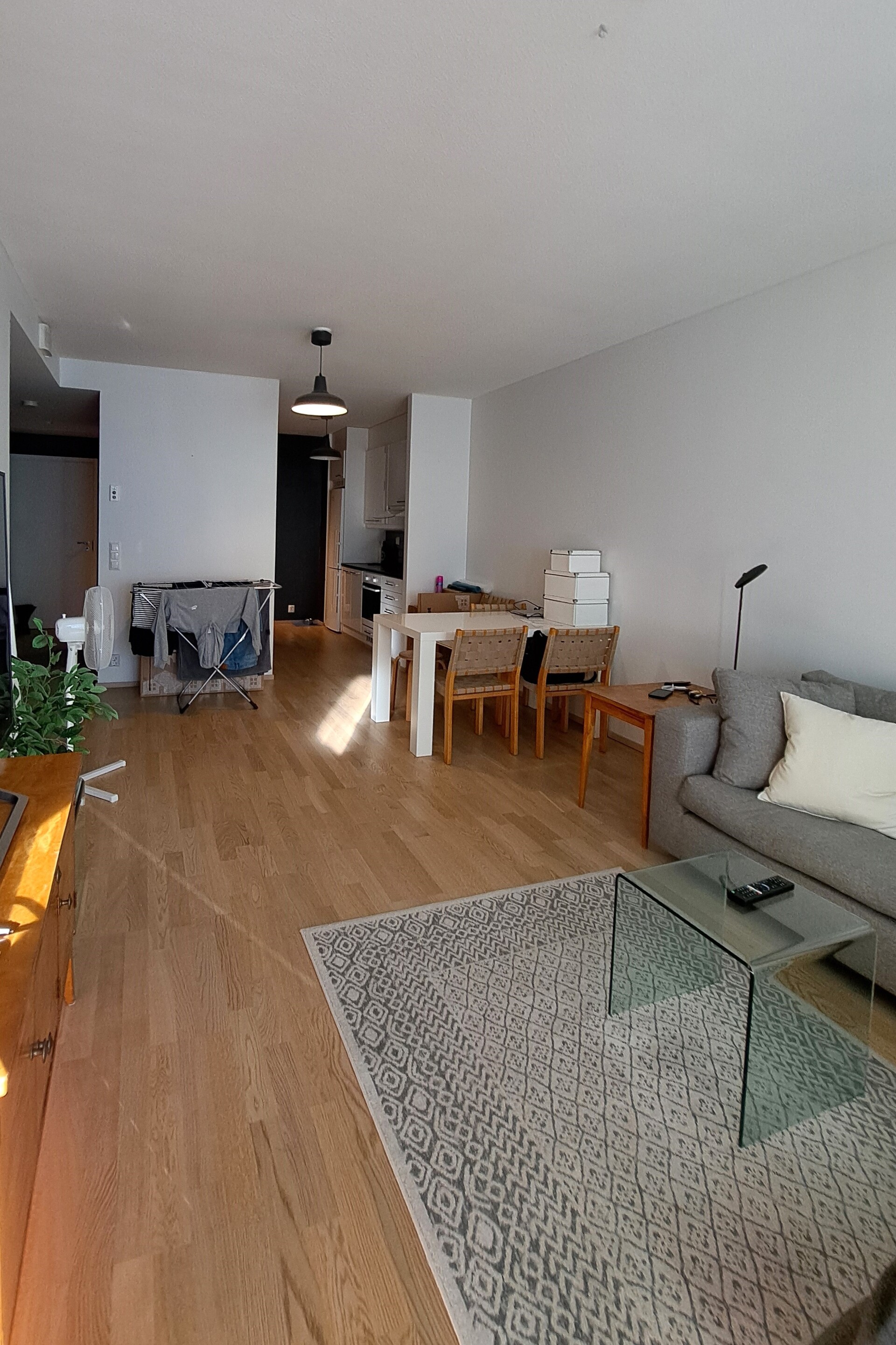 olohuonetta parvekkeen suunnalta