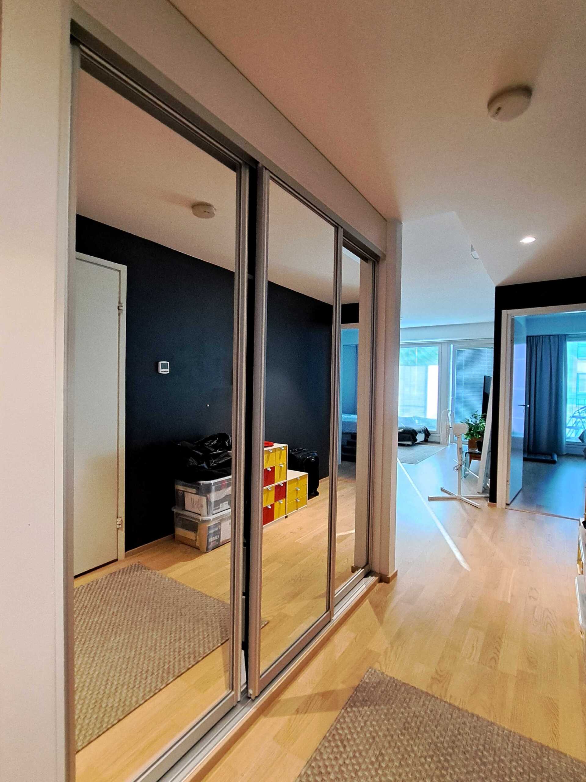 eteisestä olohuoneeseen ja makuuhuoneen suuntaan