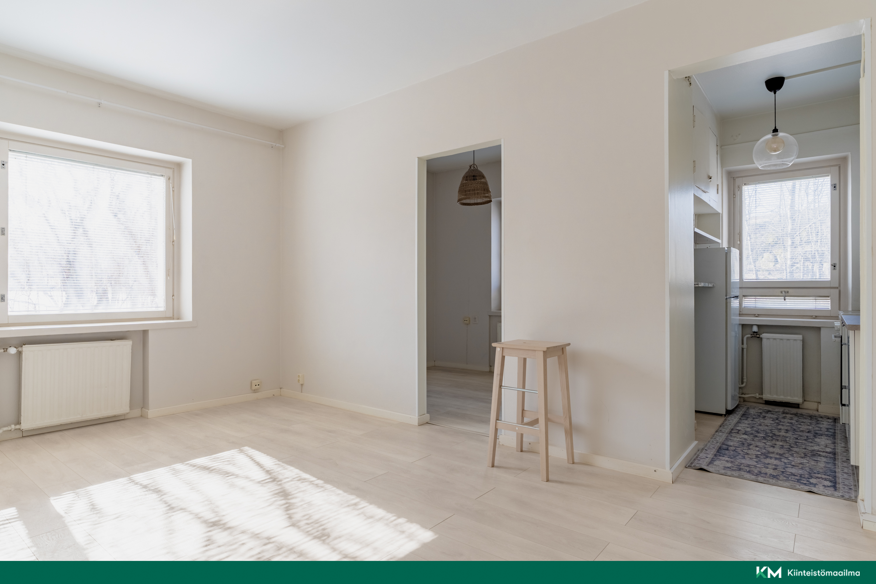 Olohuoneesta käynti makuuhuoneeseen ja keittokomeroon