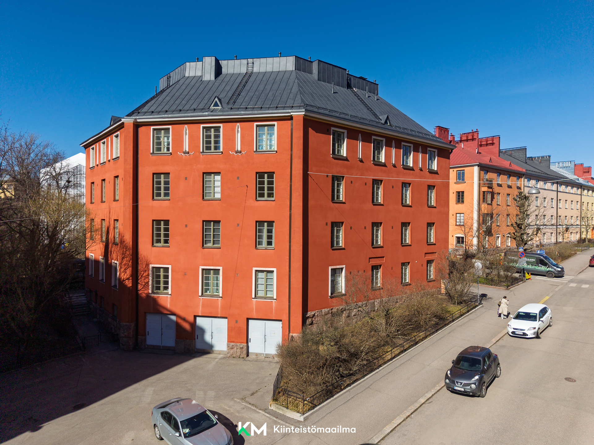 Näyttävä talo toivottaa tervetulleeksi Torkkelinmäelle