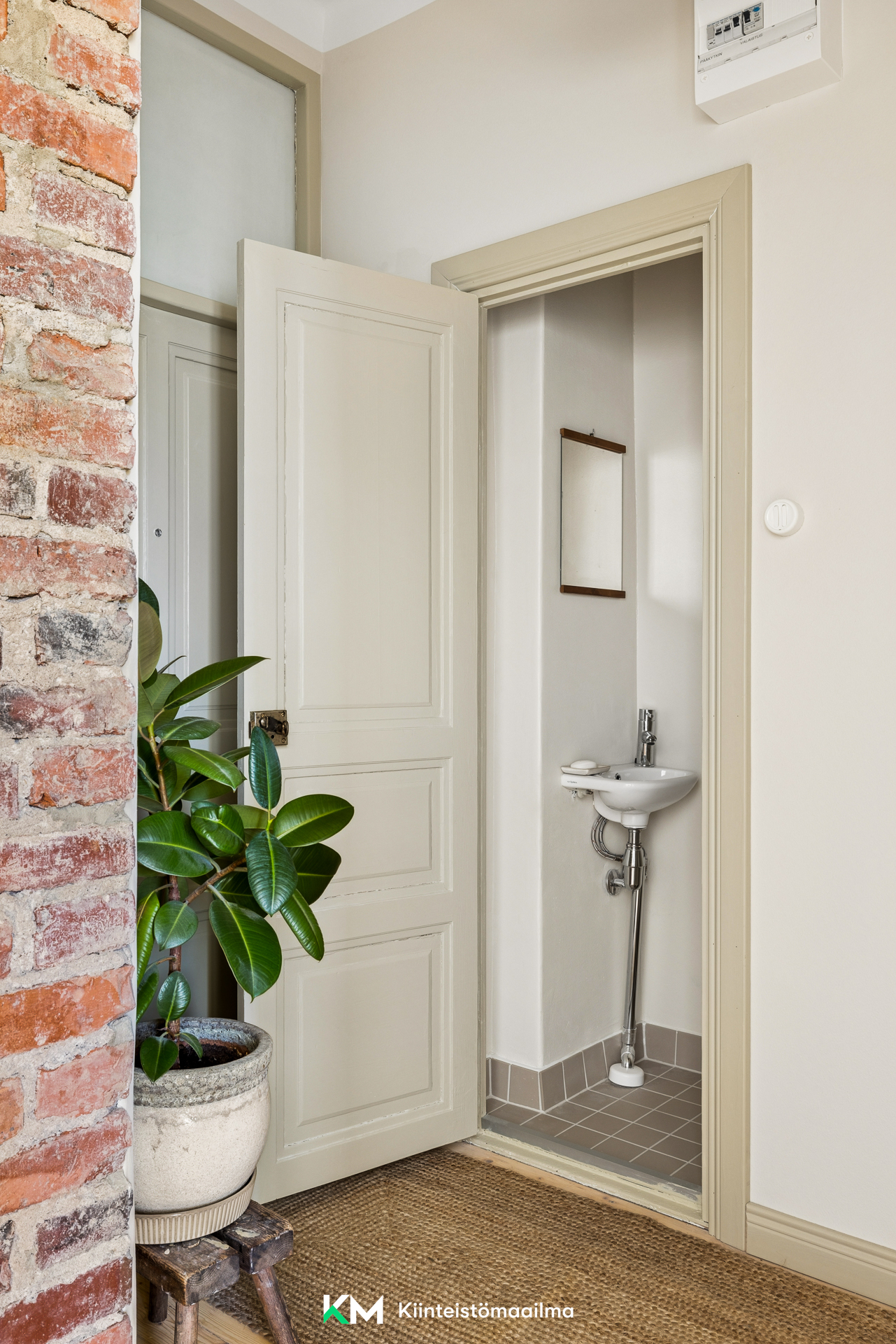 Eteisessä erillinen wc