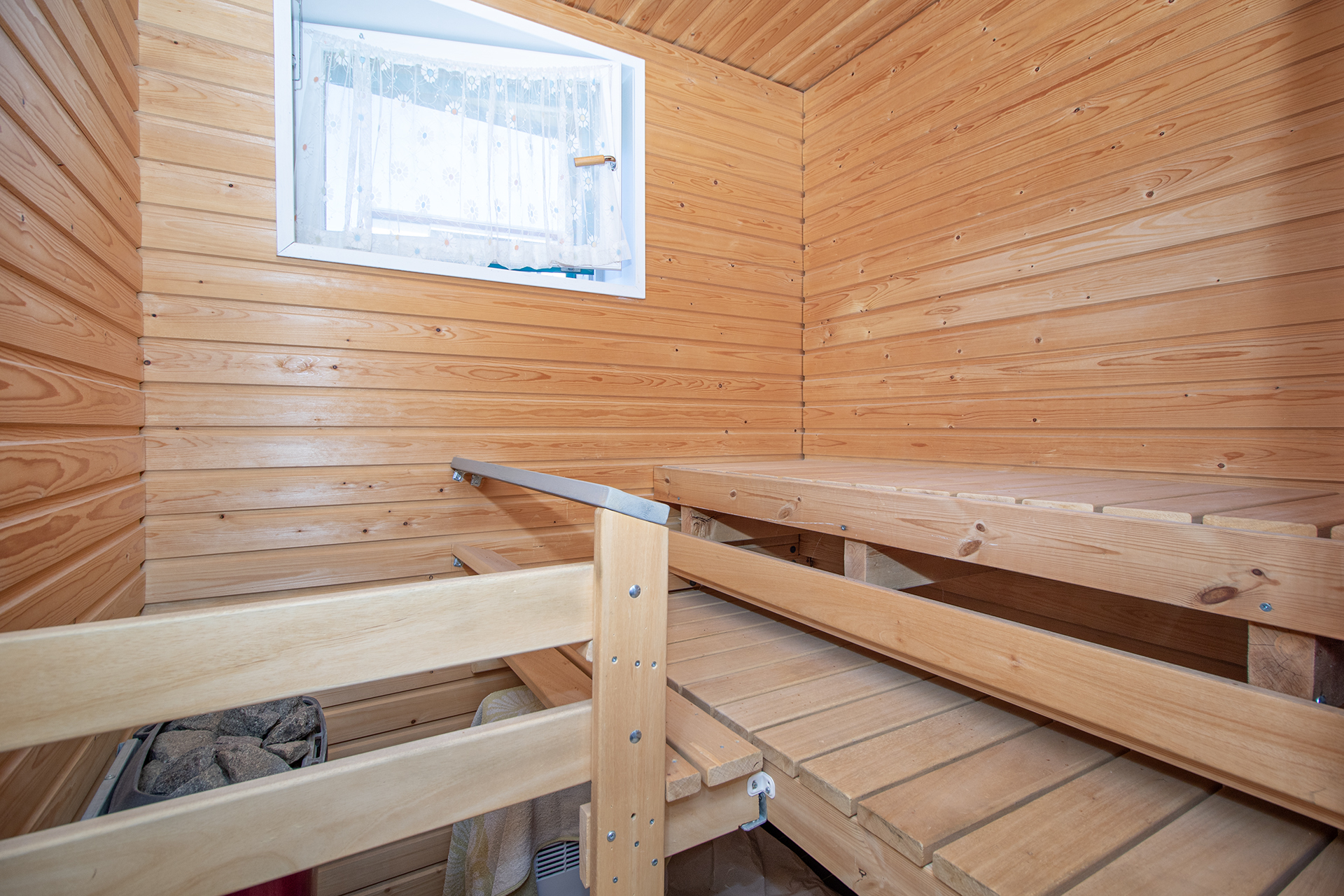 Oma ikkunallinen sauna.