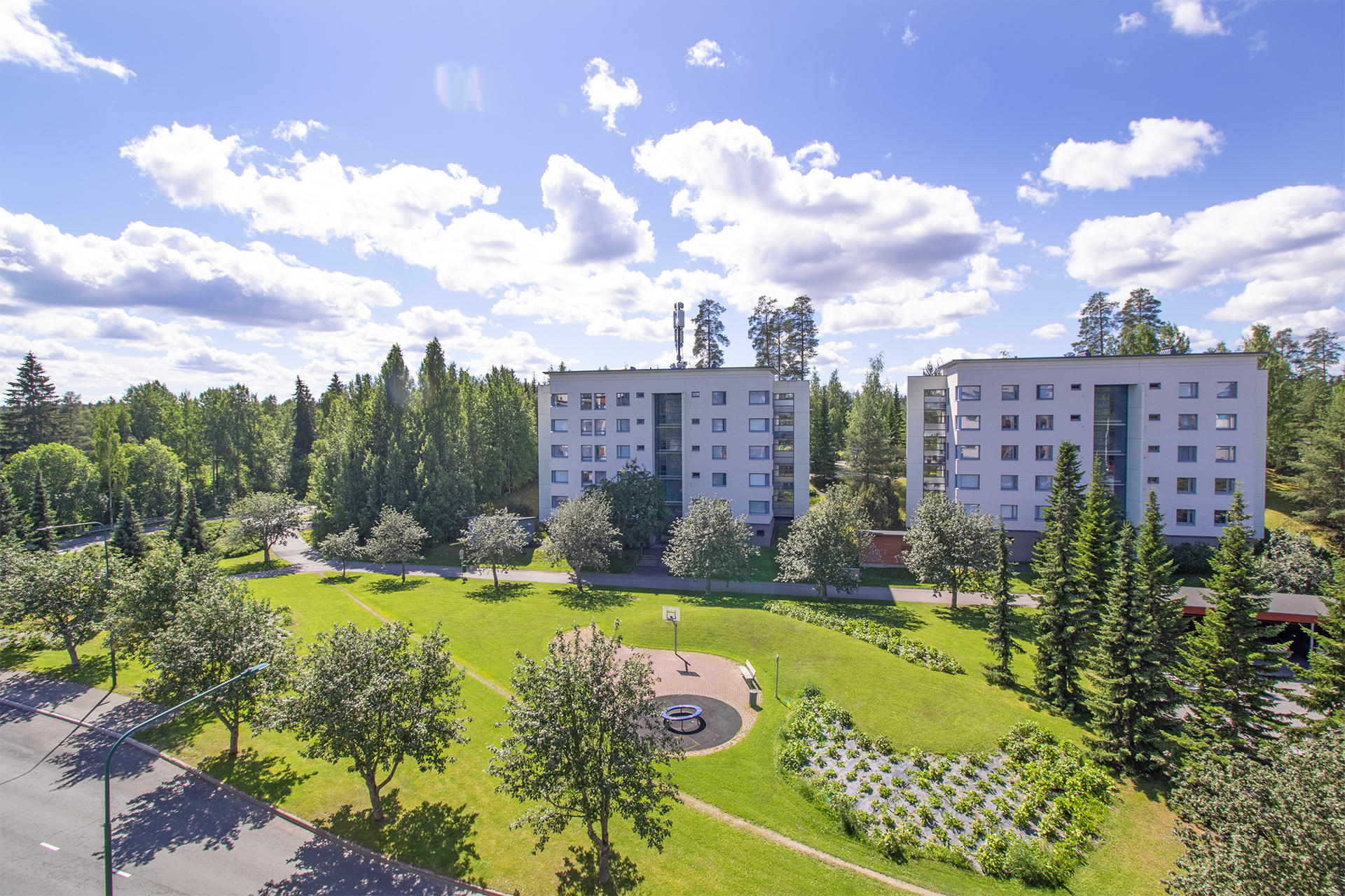 Näkymä lasitetulta parvekkeelta.