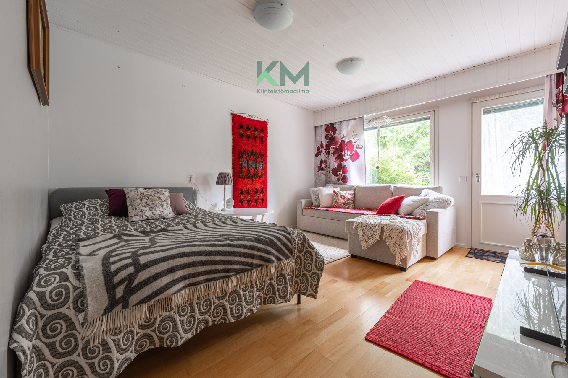 Olohuoneesta käynti takapihalle