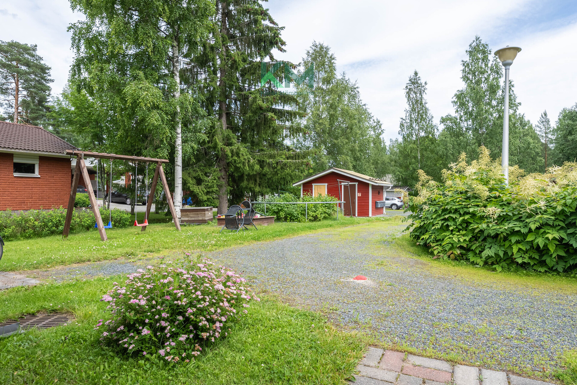 Viihtyisä taloyhtiön piha