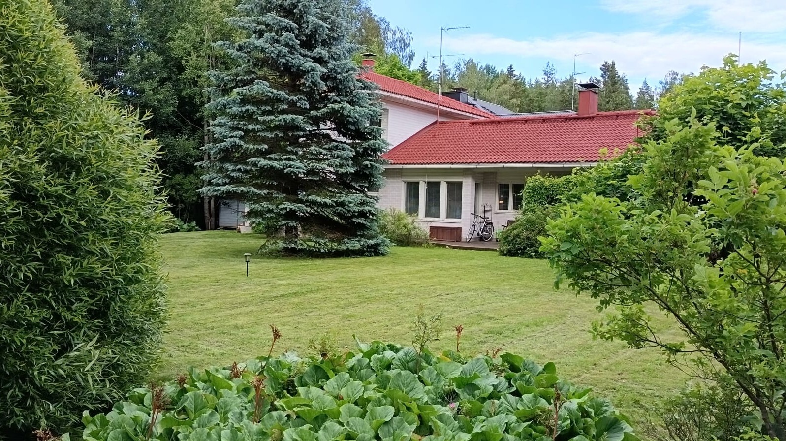 Piha kesäaikaan (myyjän ottama kuva)
