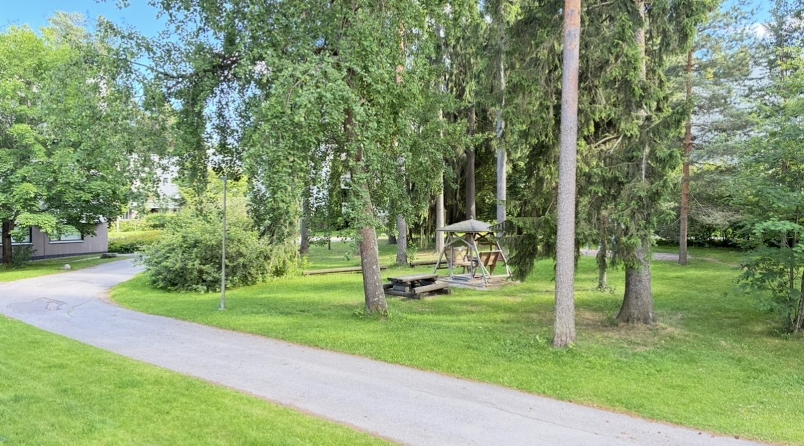 Vehreät ja avarat näkymät parvekkeelta