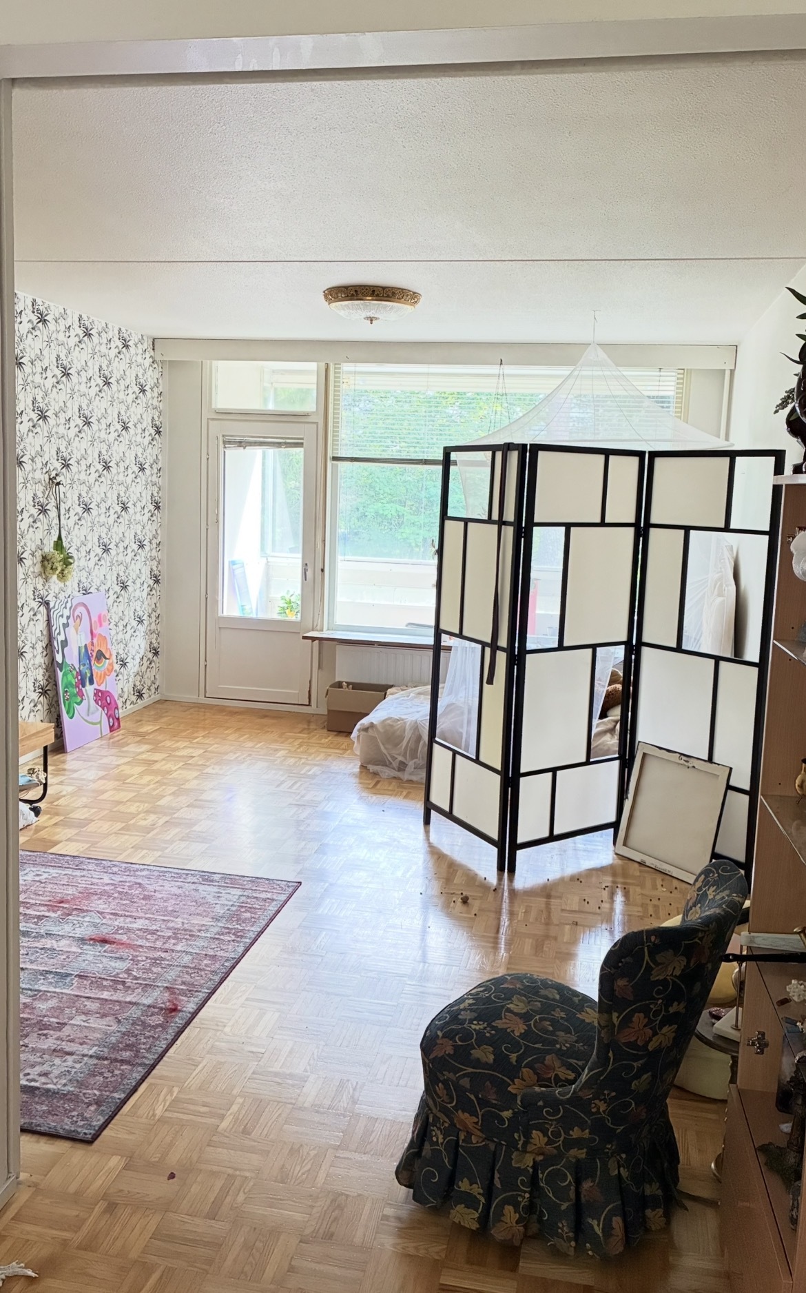 Keittiöstä olohuoneeseen päin